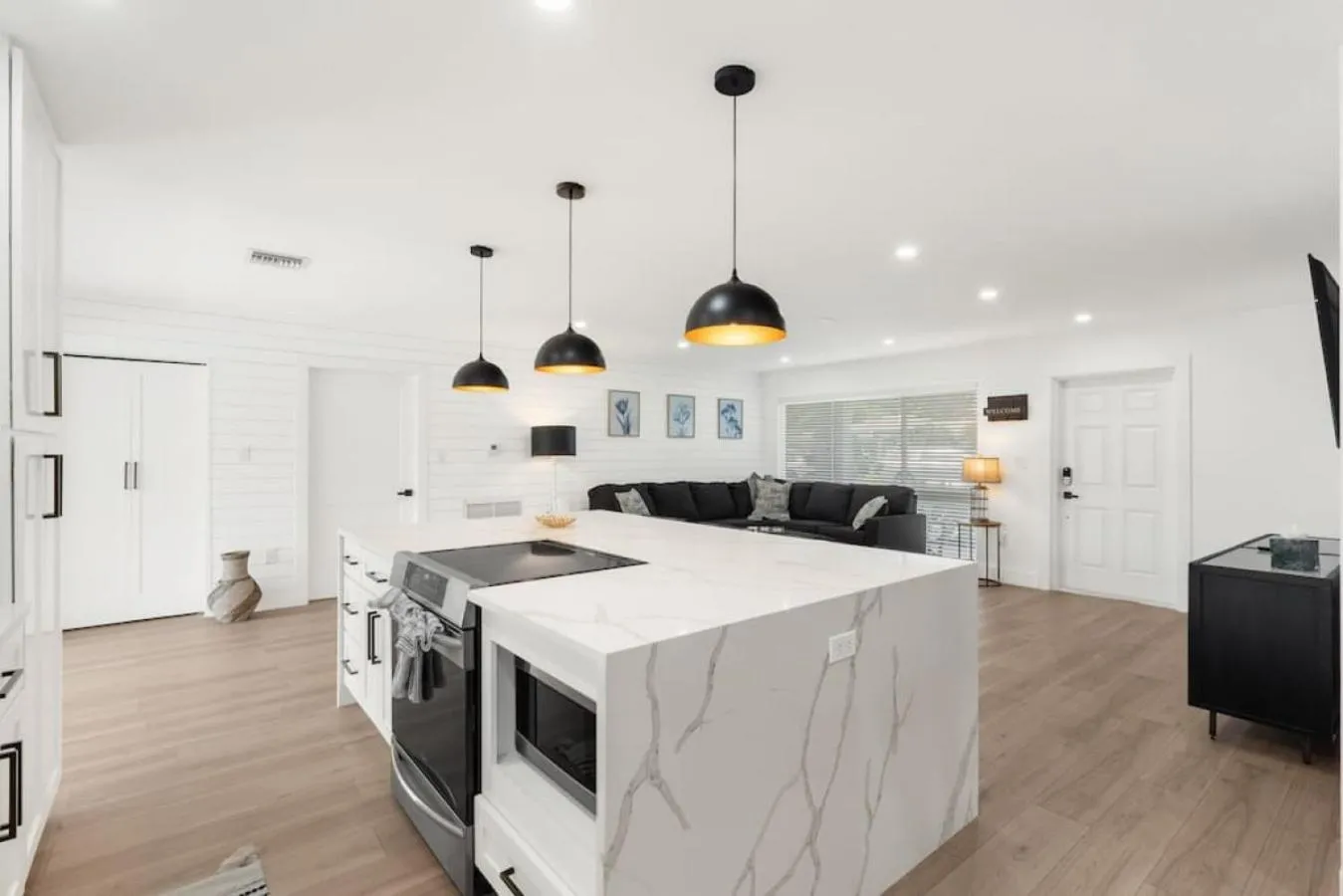 Delilas Chic 3 Bedroom 2 bath Abode with Heated Pool