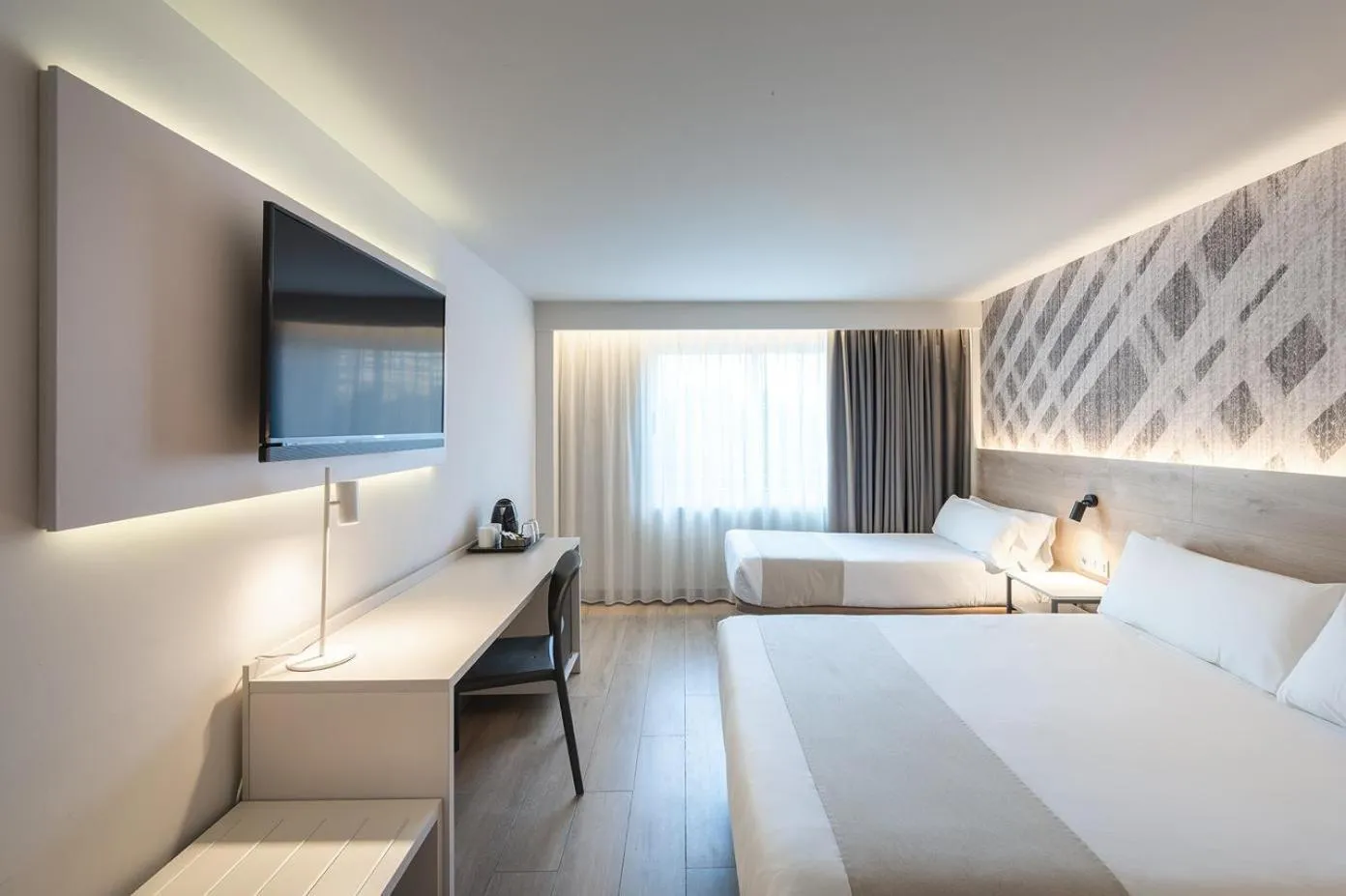 Photo of the whole room, Bed in Port Alicante City & Beach