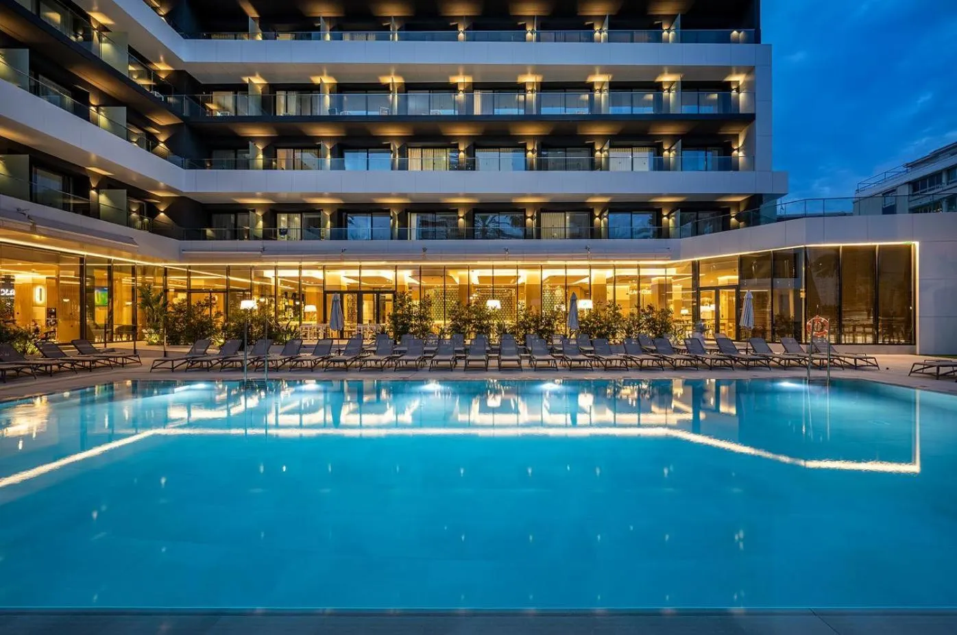 Swimming pool in Port Alicante City & Beach