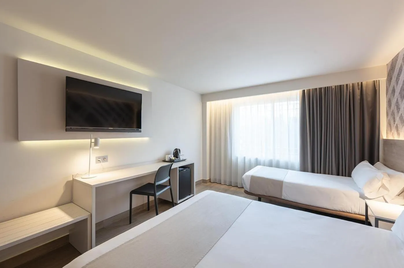 Photo of the whole room, Bed in Port Alicante City & Beach