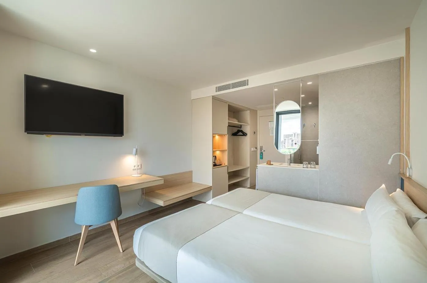 Photo of the whole room, Bed in Port Alicante City & Beach