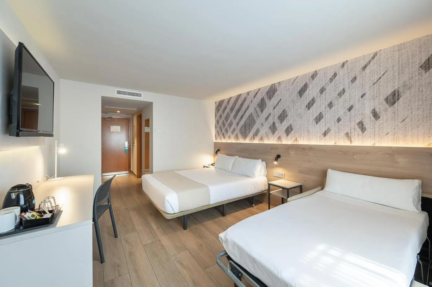 Photo of the whole room, Bed in Port Alicante City & Beach