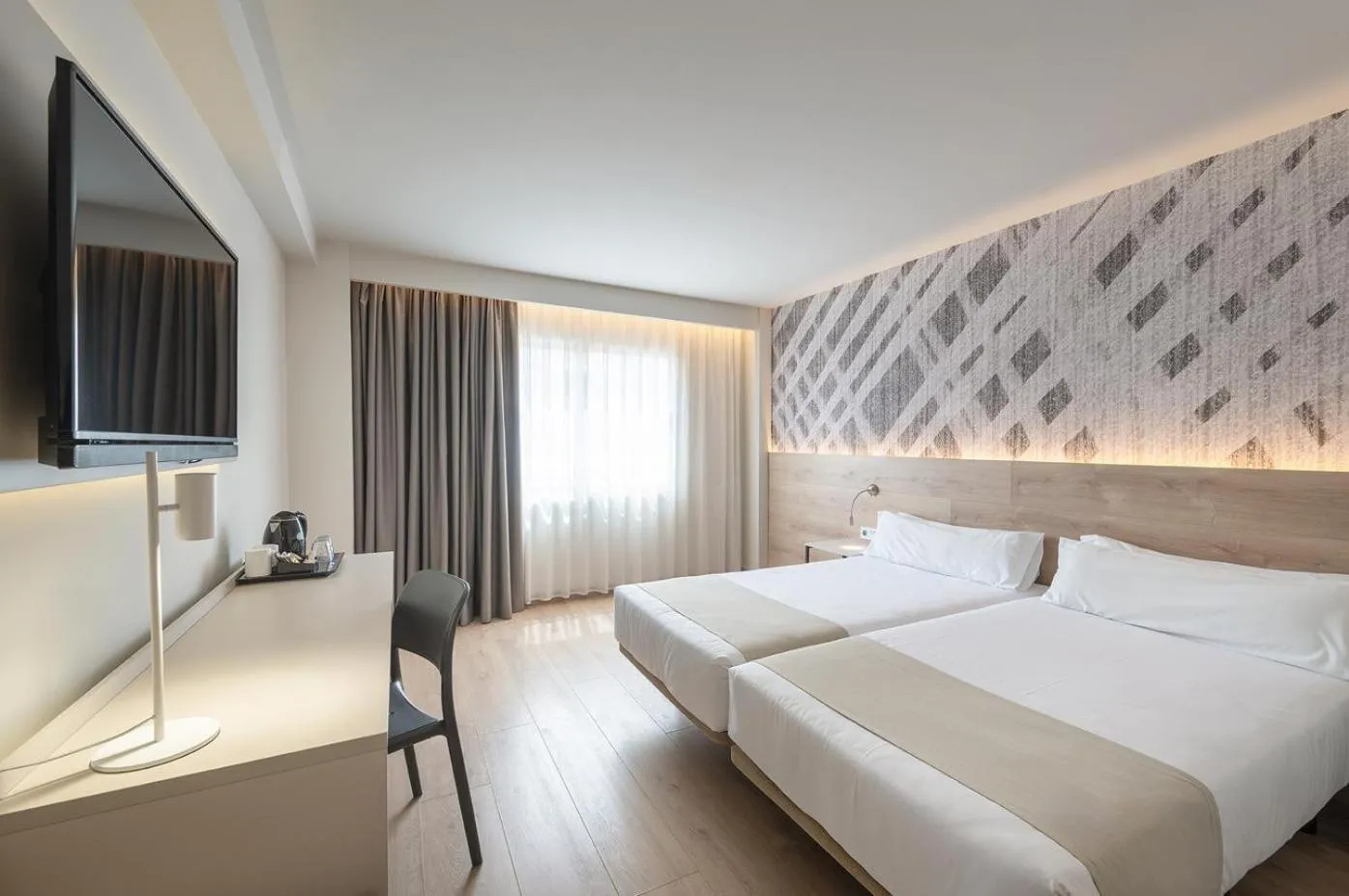 Photo of the whole room, Bed in Port Alicante City & Beach