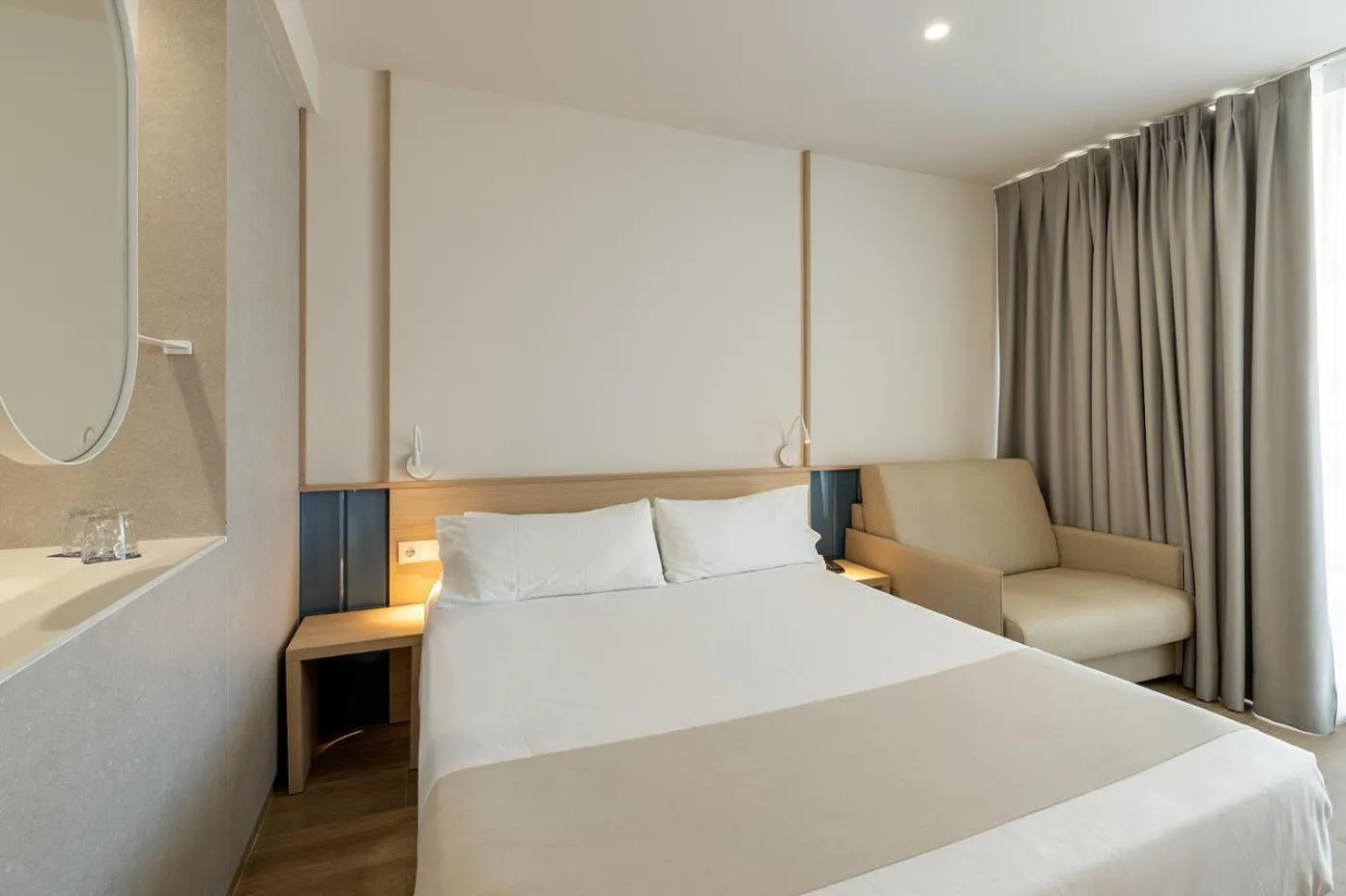 Photo of the whole room, Bed in Port Alicante City & Beach