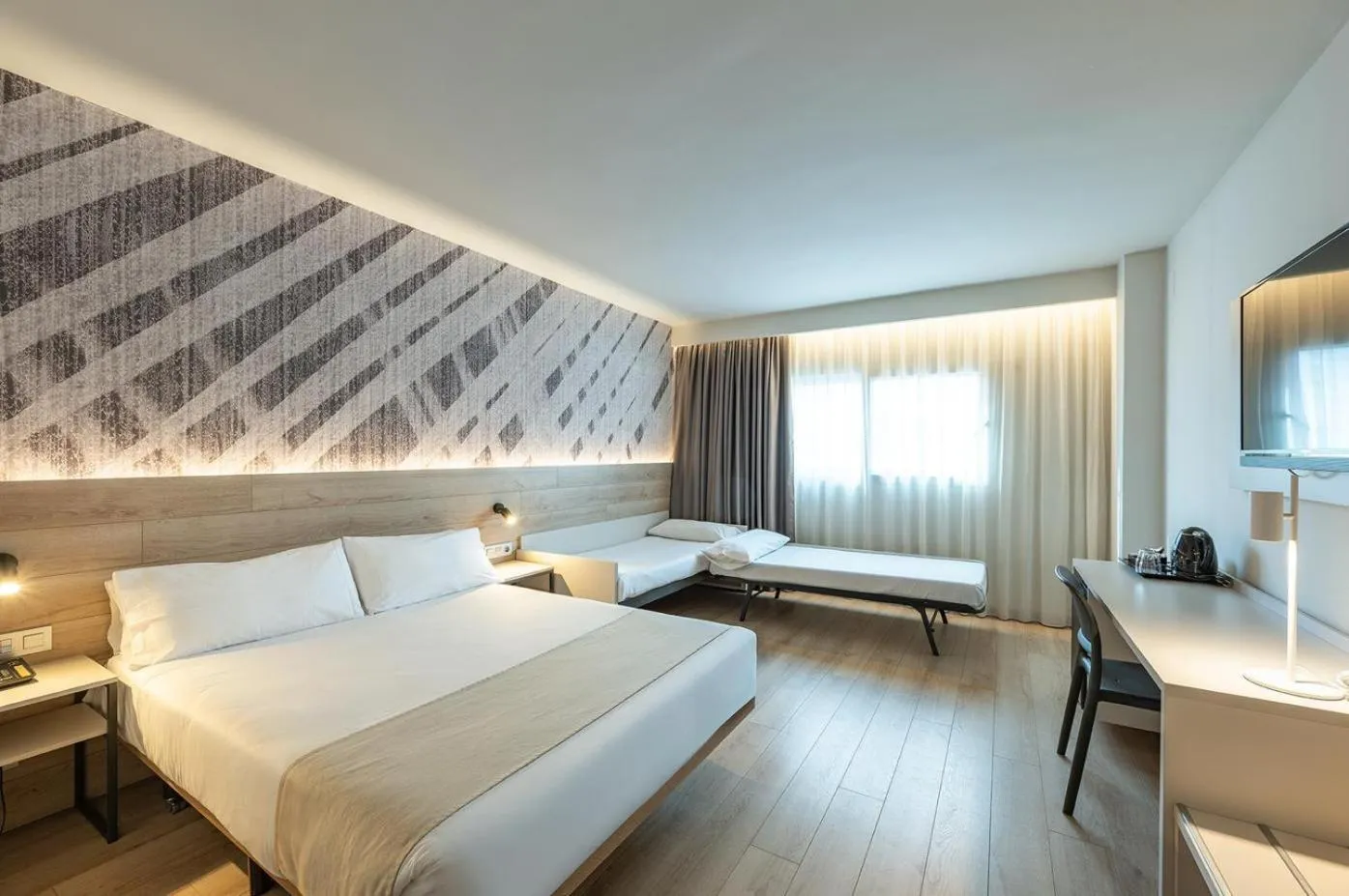 Photo of the whole room, Bed in Port Alicante City & Beach