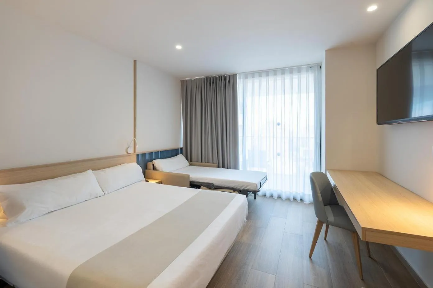 Photo of the whole room, Bed in Port Alicante City & Beach