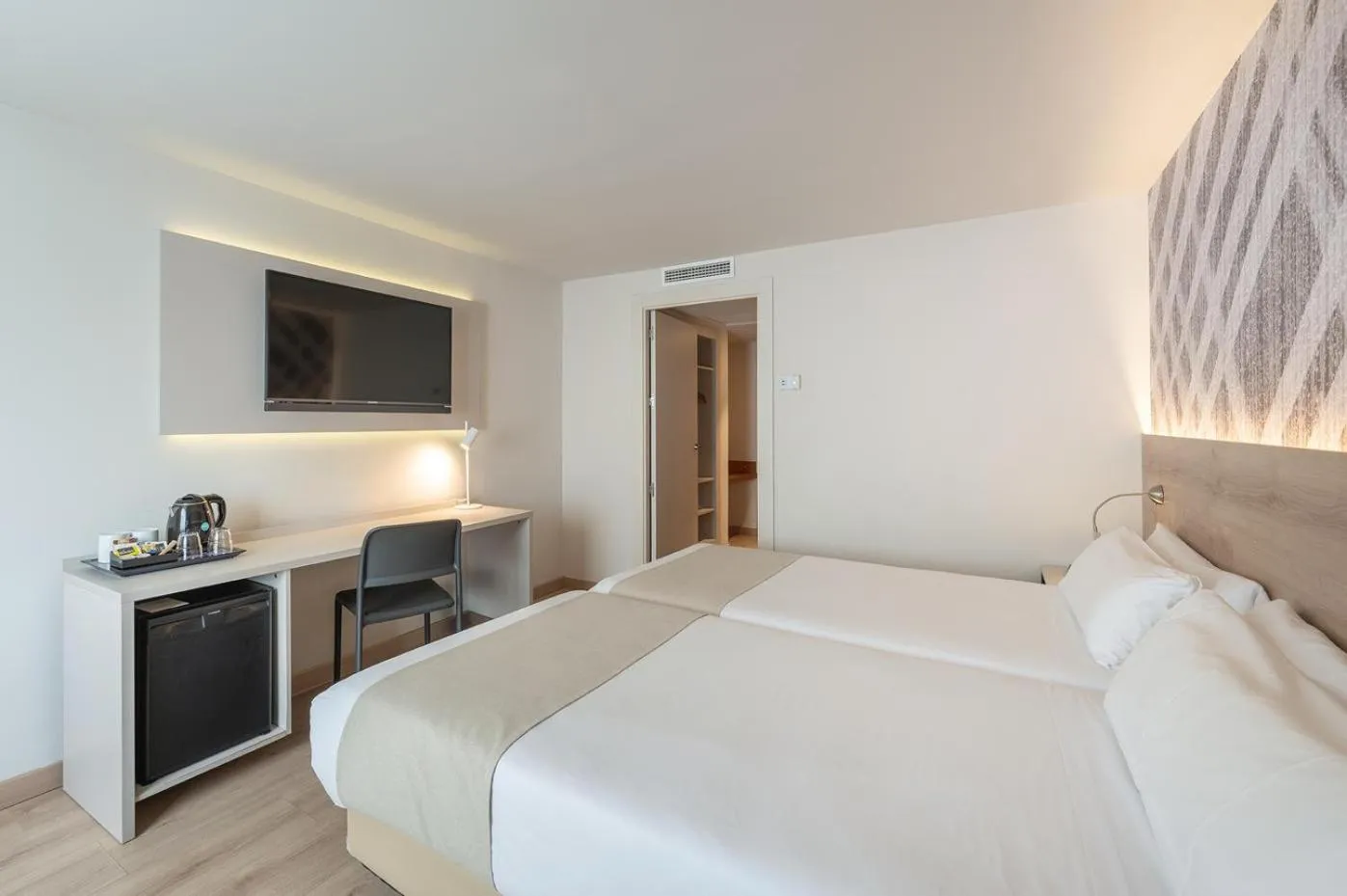 Photo of the whole room, Bed in Port Alicante City & Beach