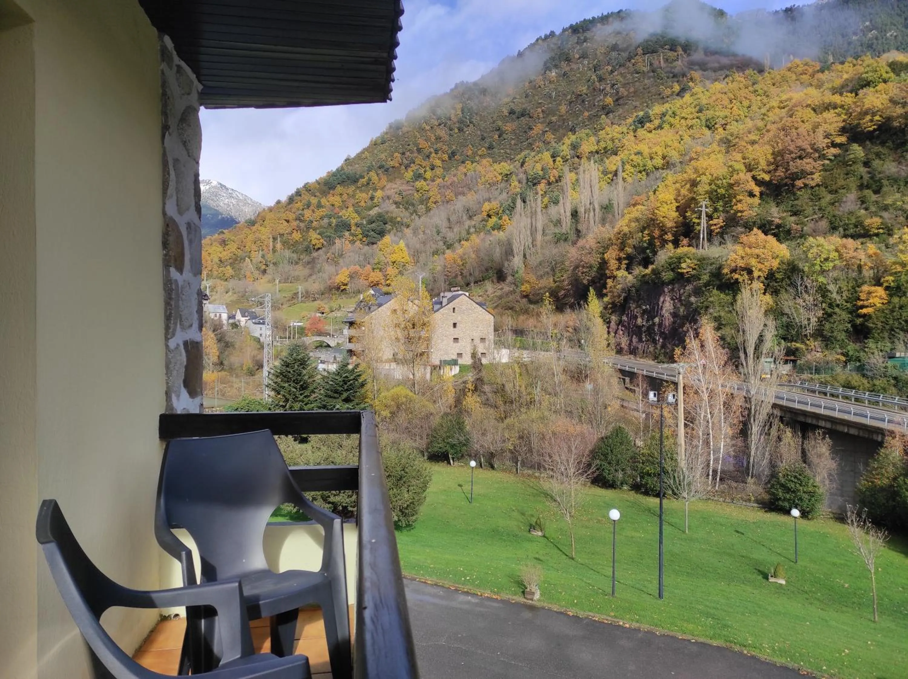 Mountain view in SNÖ Hotel Bielsa