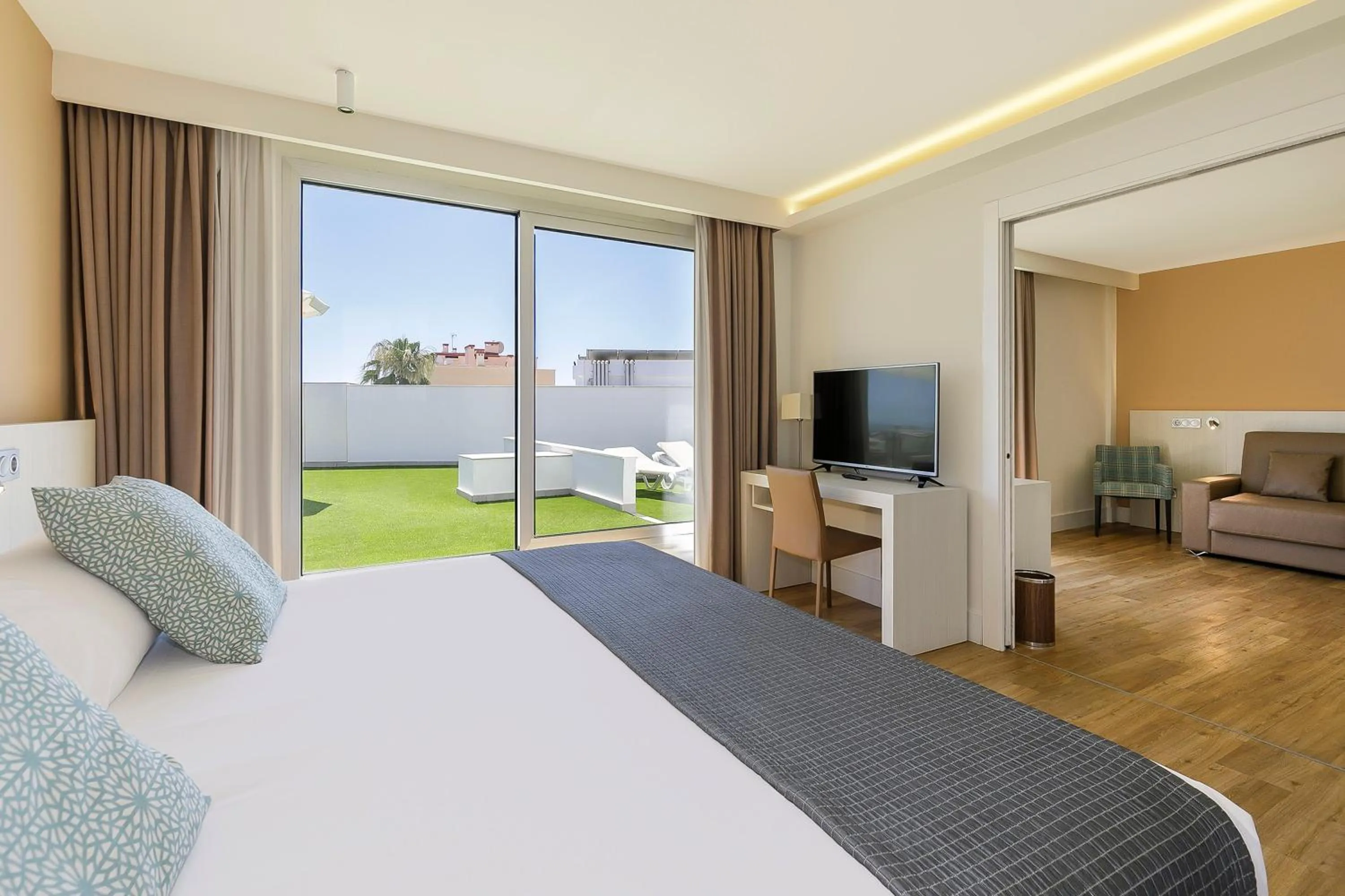 Communal lounge/ TV room, Bed in Sol Torremolinos - Don Pedro