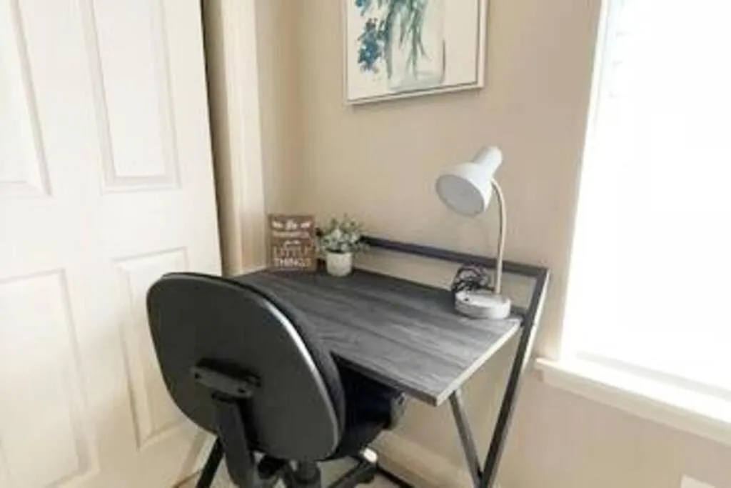 hair dresser in My Cozy Duplex B in the heart of West Side