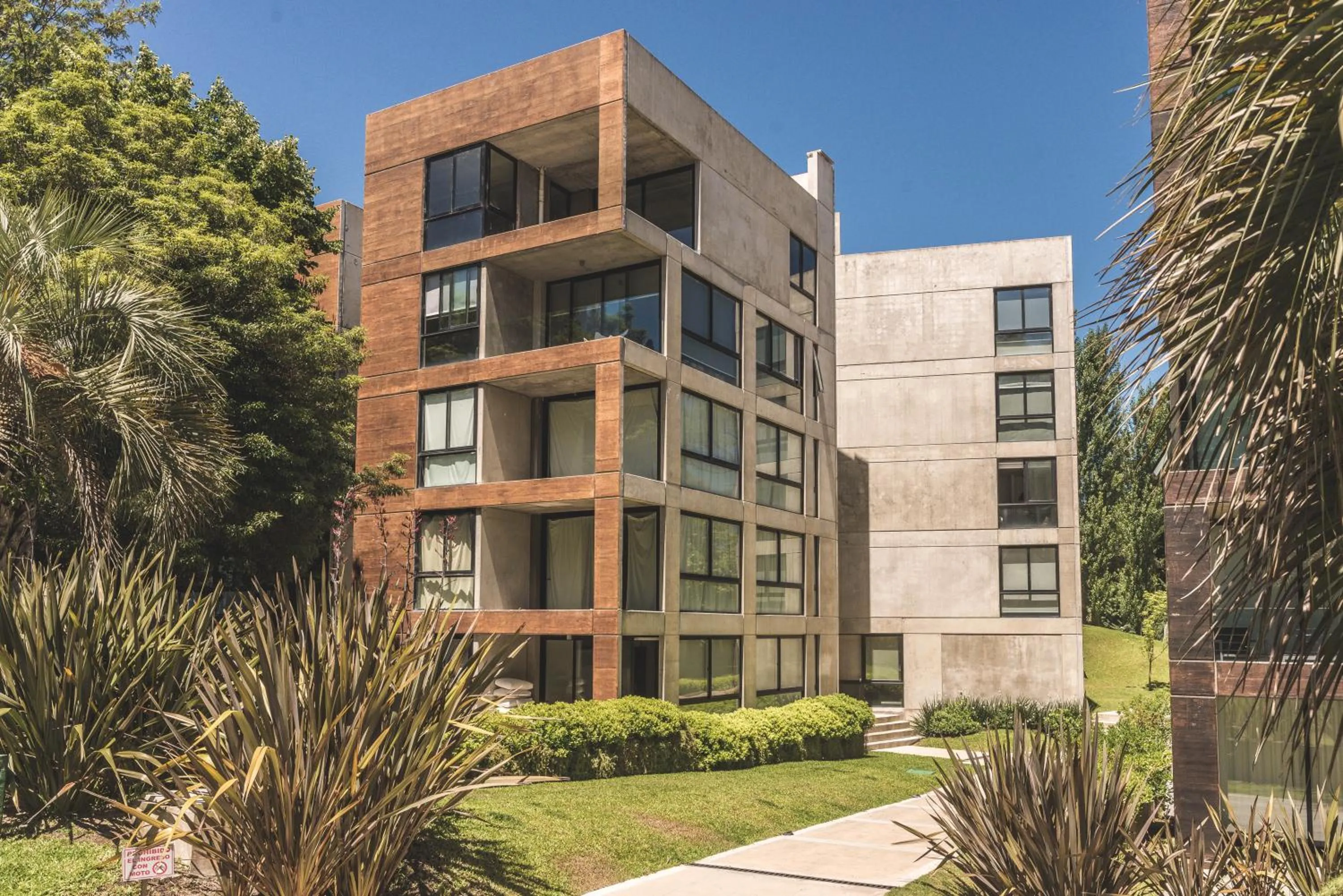 Property building in Be House Suites & Spa