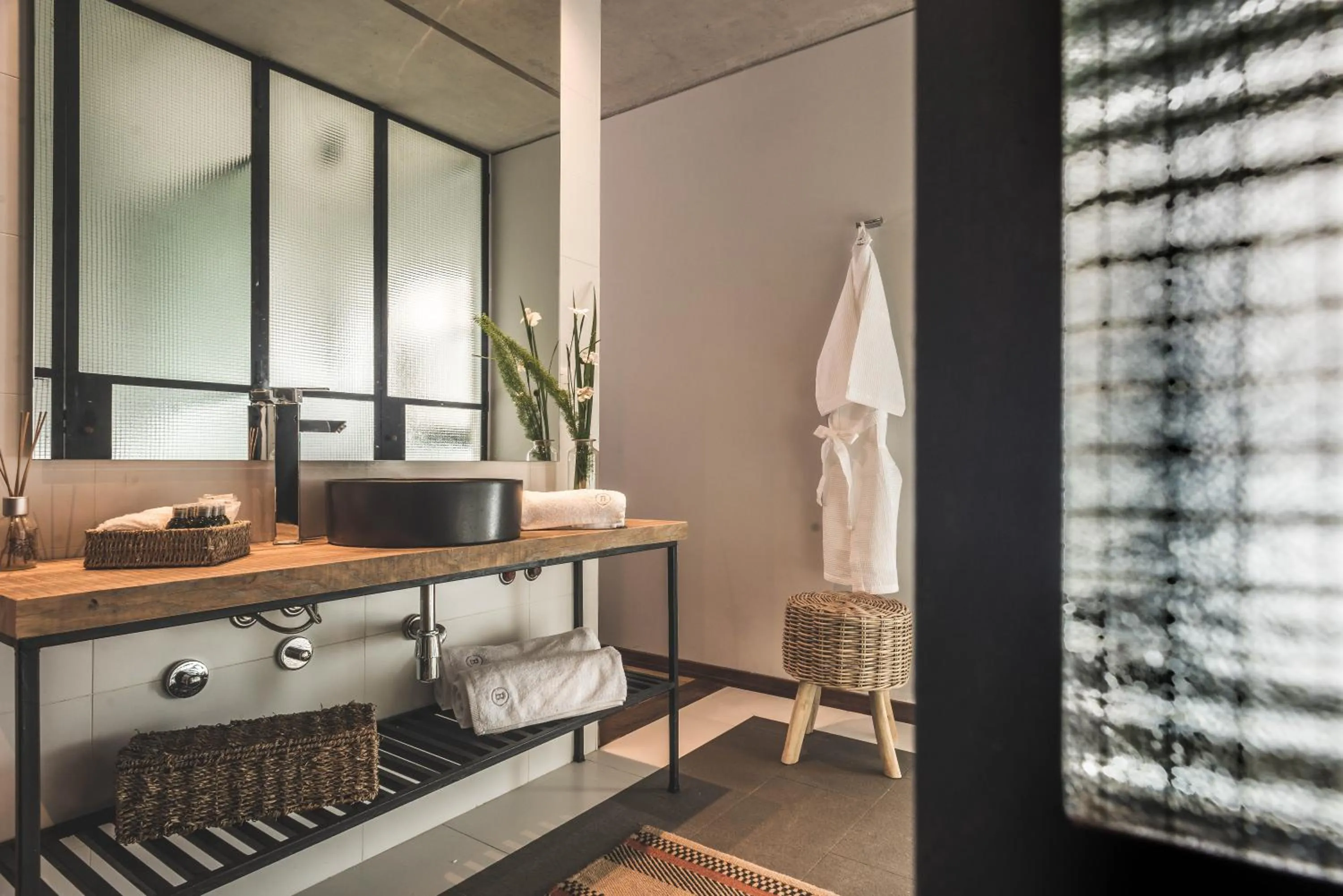 Toilet, Bed in Be House Suites & Spa