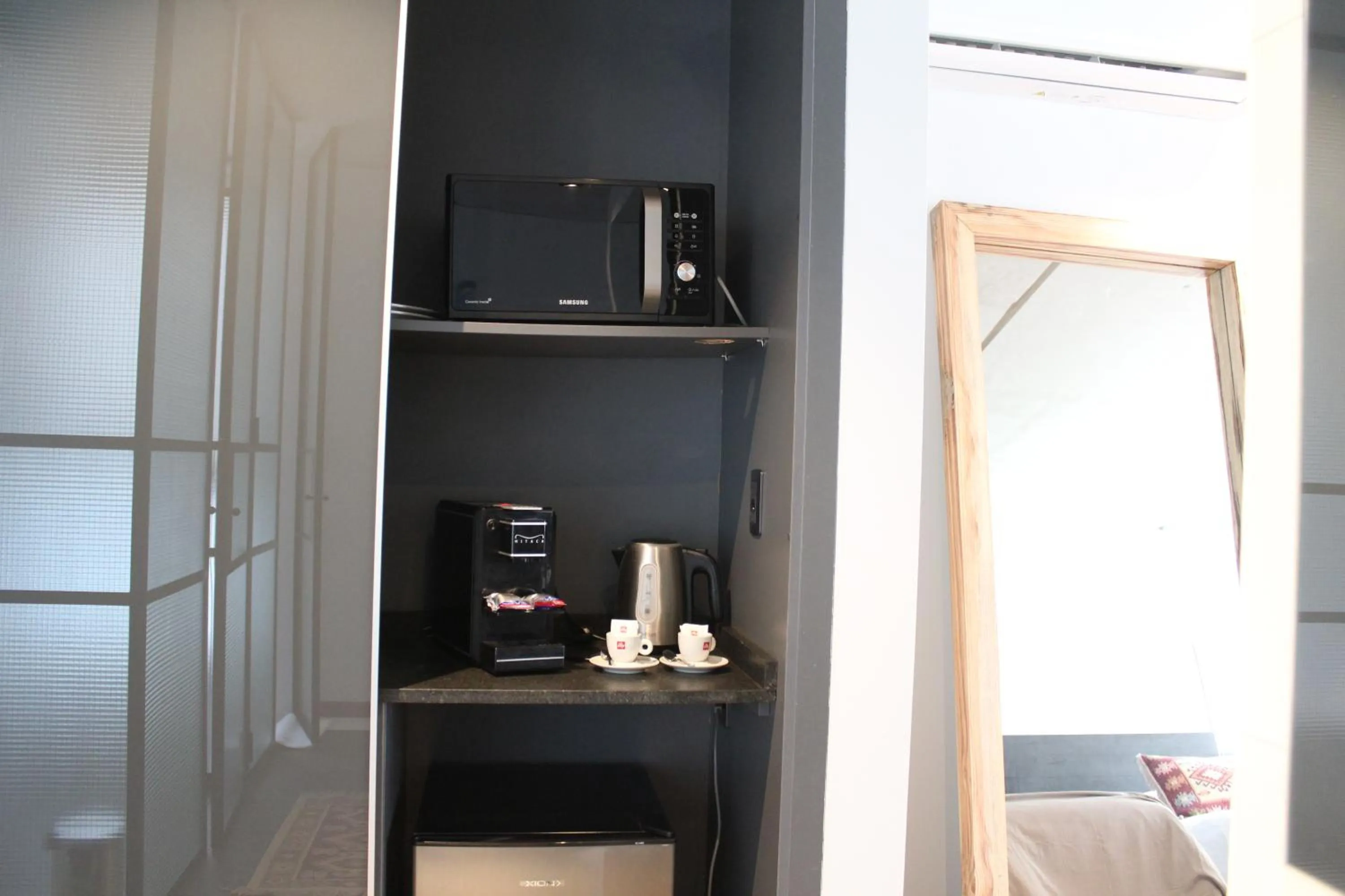 Coffee/tea facilities, Bed in Be House Suites & Spa