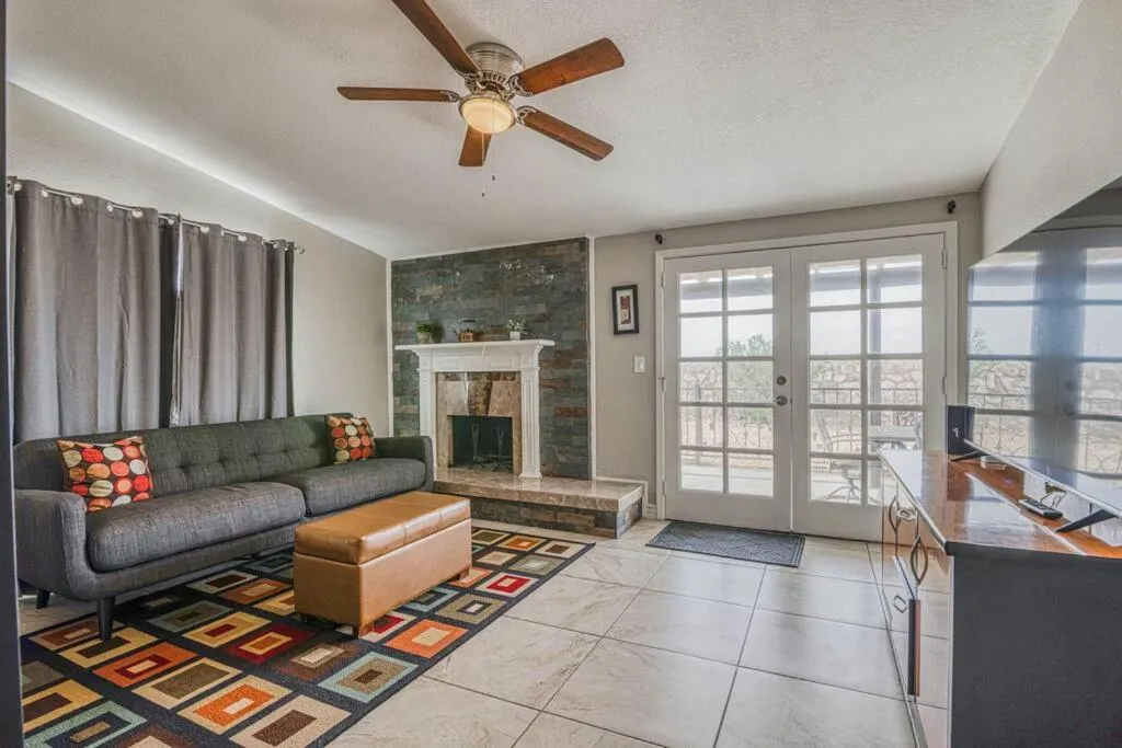 TV and multimedia in The Hummingbird Sunset Home, West Side