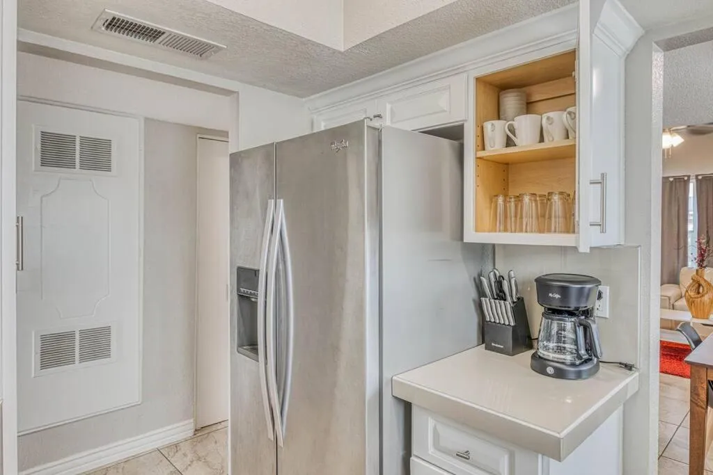 Coffee/tea facilities in The Hummingbird Sunset Home, West Side