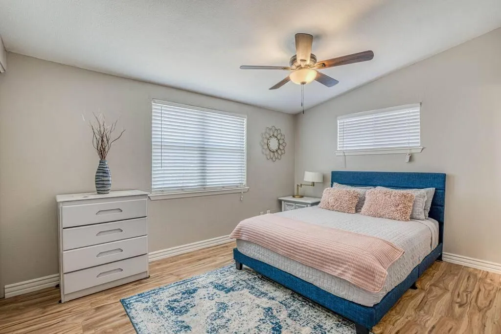 Bed in The Hummingbird Sunset Home, West Side