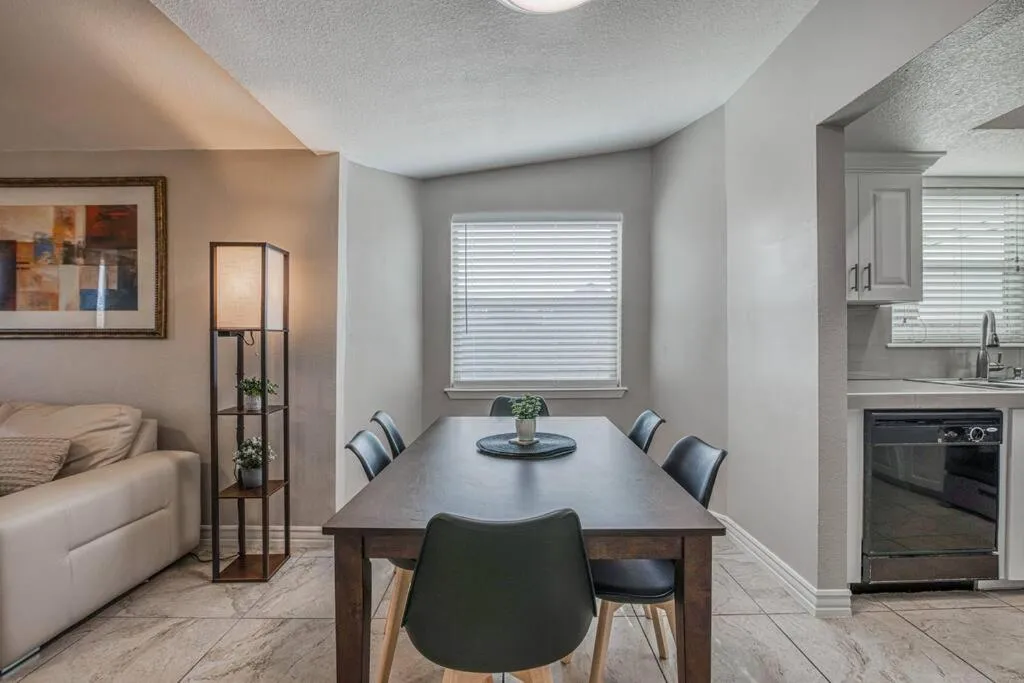 Dining area in The Hummingbird Sunset Home, West Side