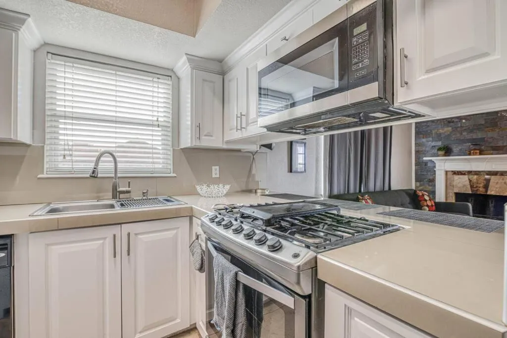 Kitchen or kitchenette in The Hummingbird Sunset Home, West Side
