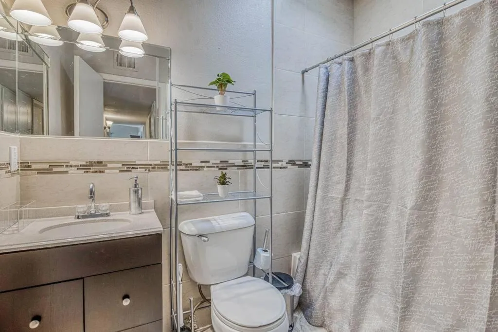 Shower in The Hummingbird Sunset Home, West Side