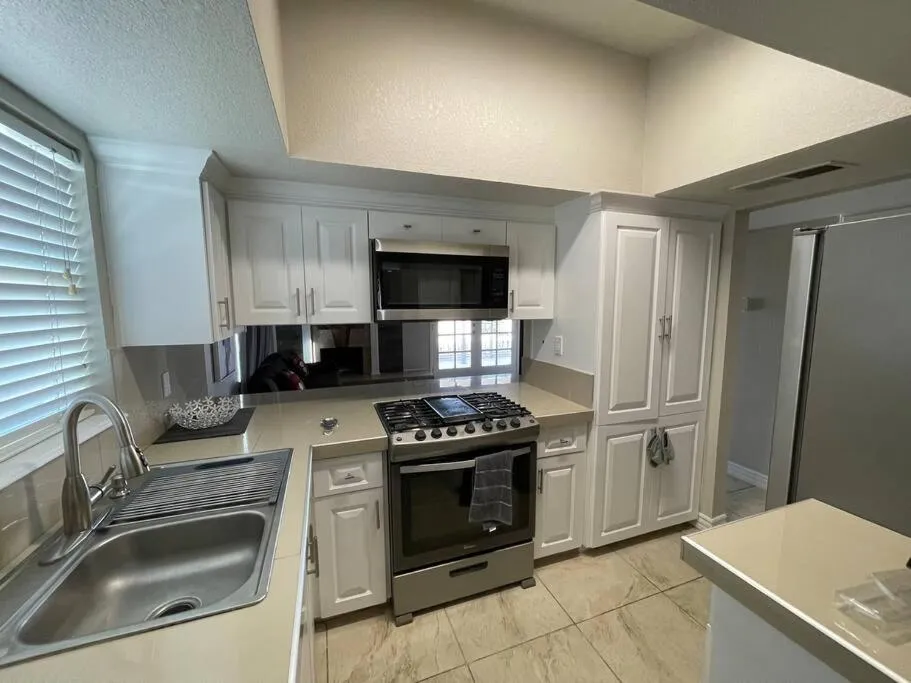 Kitchen or kitchenette in The Hummingbird Sunset Home, West Side