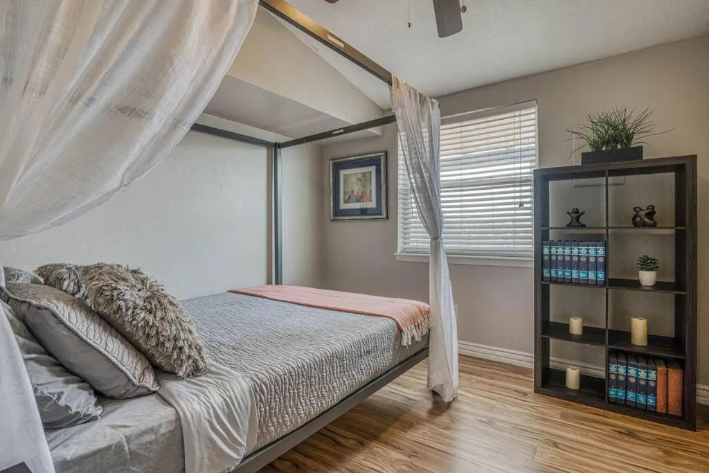 Bed in The Hummingbird Sunset Home, West Side