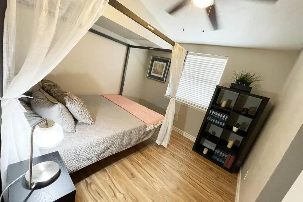 Bed in The Hummingbird Sunset Home, West Side