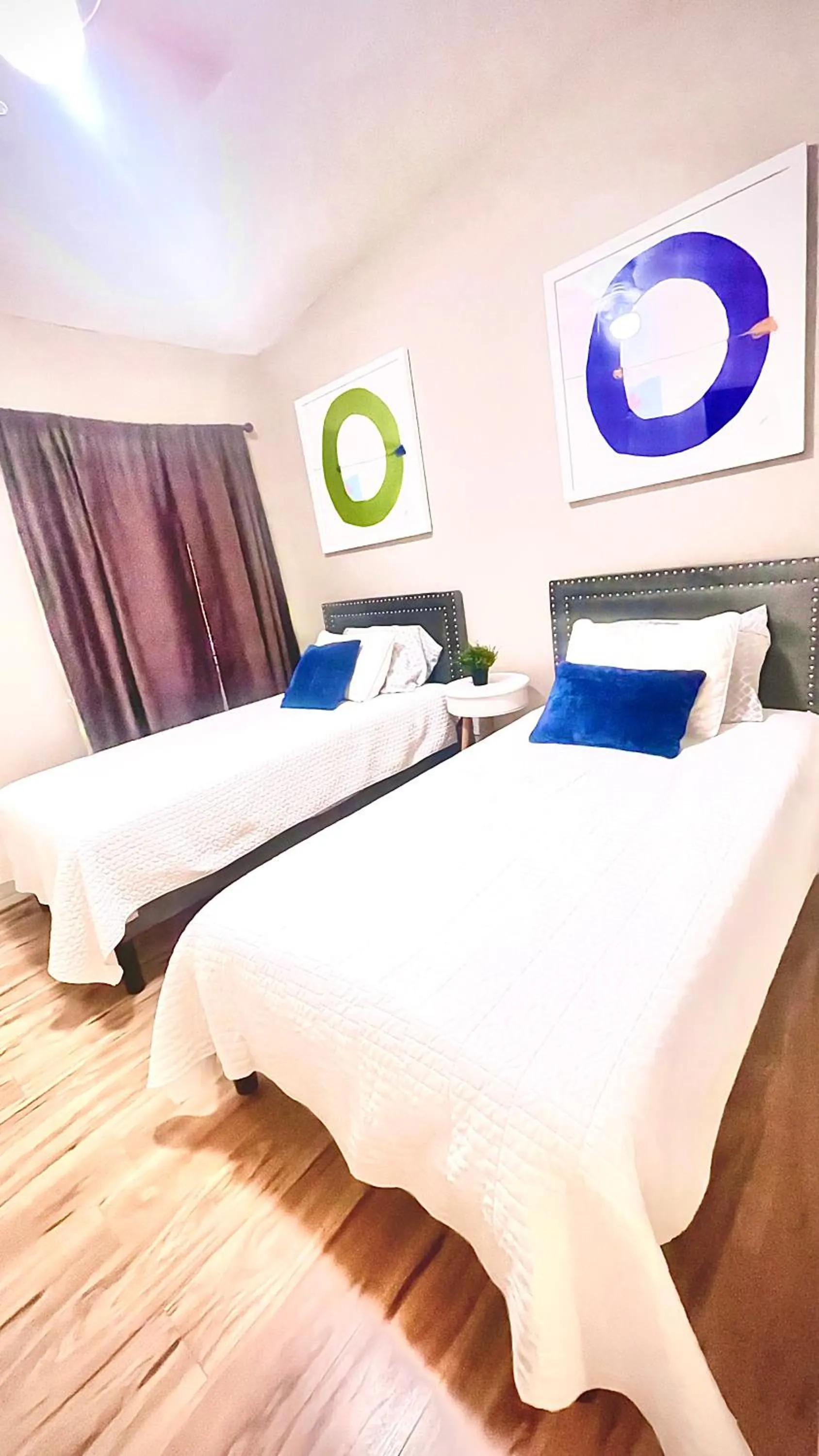 Bed in The Hummingbird Sunset Home, West Side