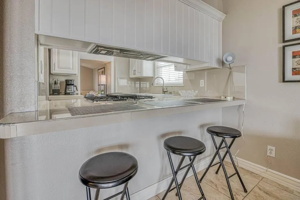 Kitchen or kitchenette in The Hummingbird Sunset Home, West Side