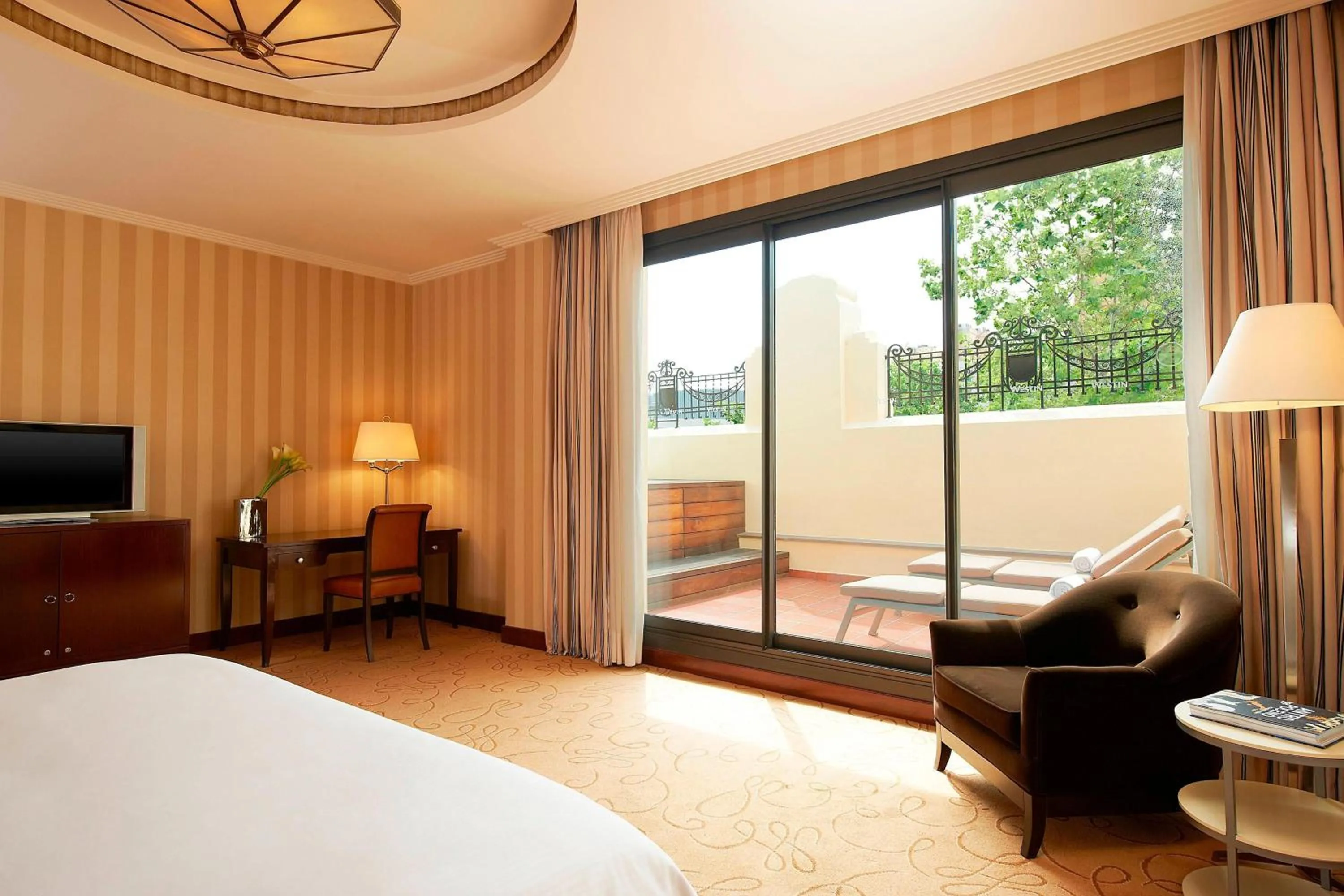 Photo of the whole room, Bed in The Westin Valencia