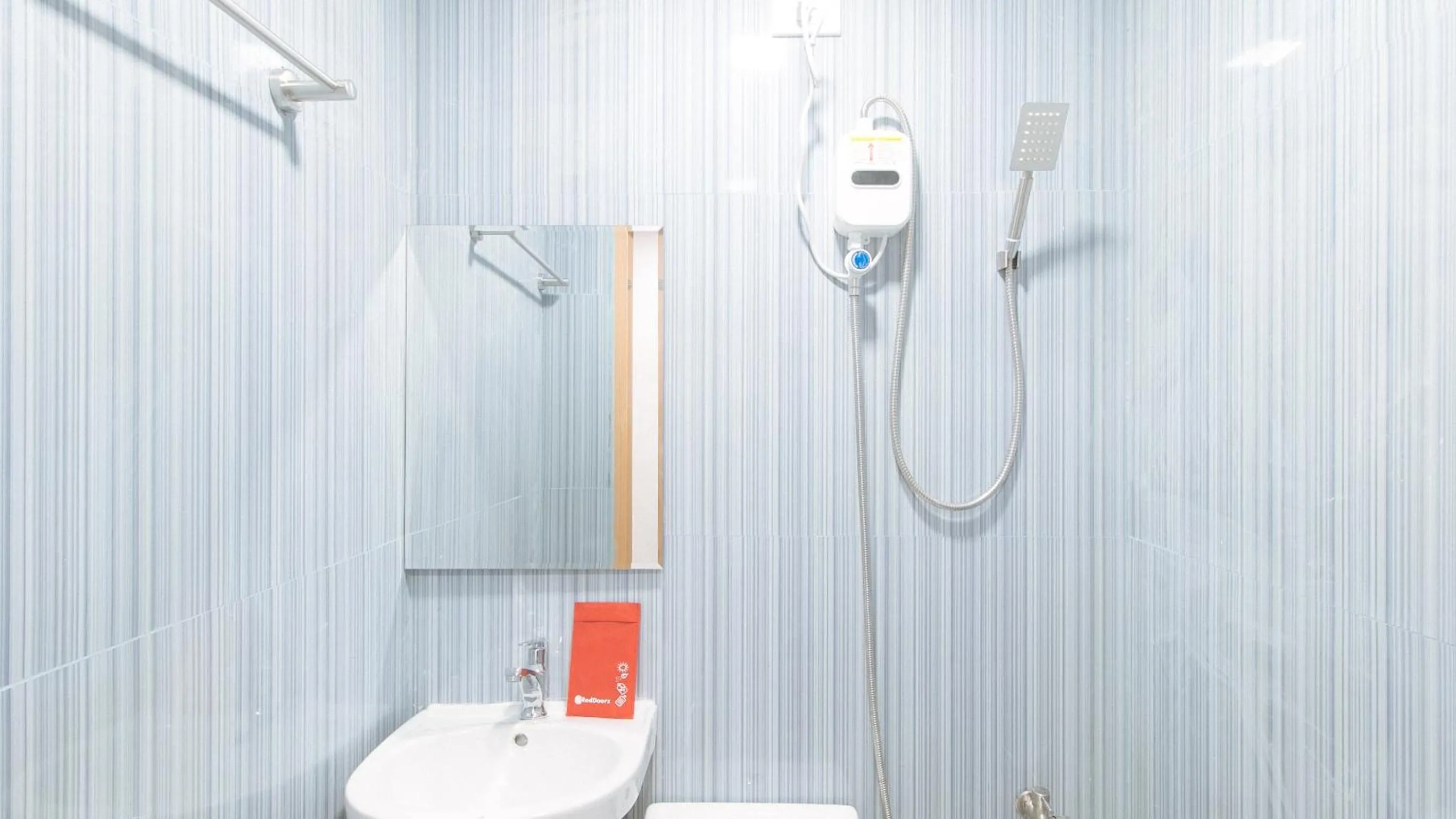 Shower in RedDoorz @ El Grande Inn Santa Cruz Manila