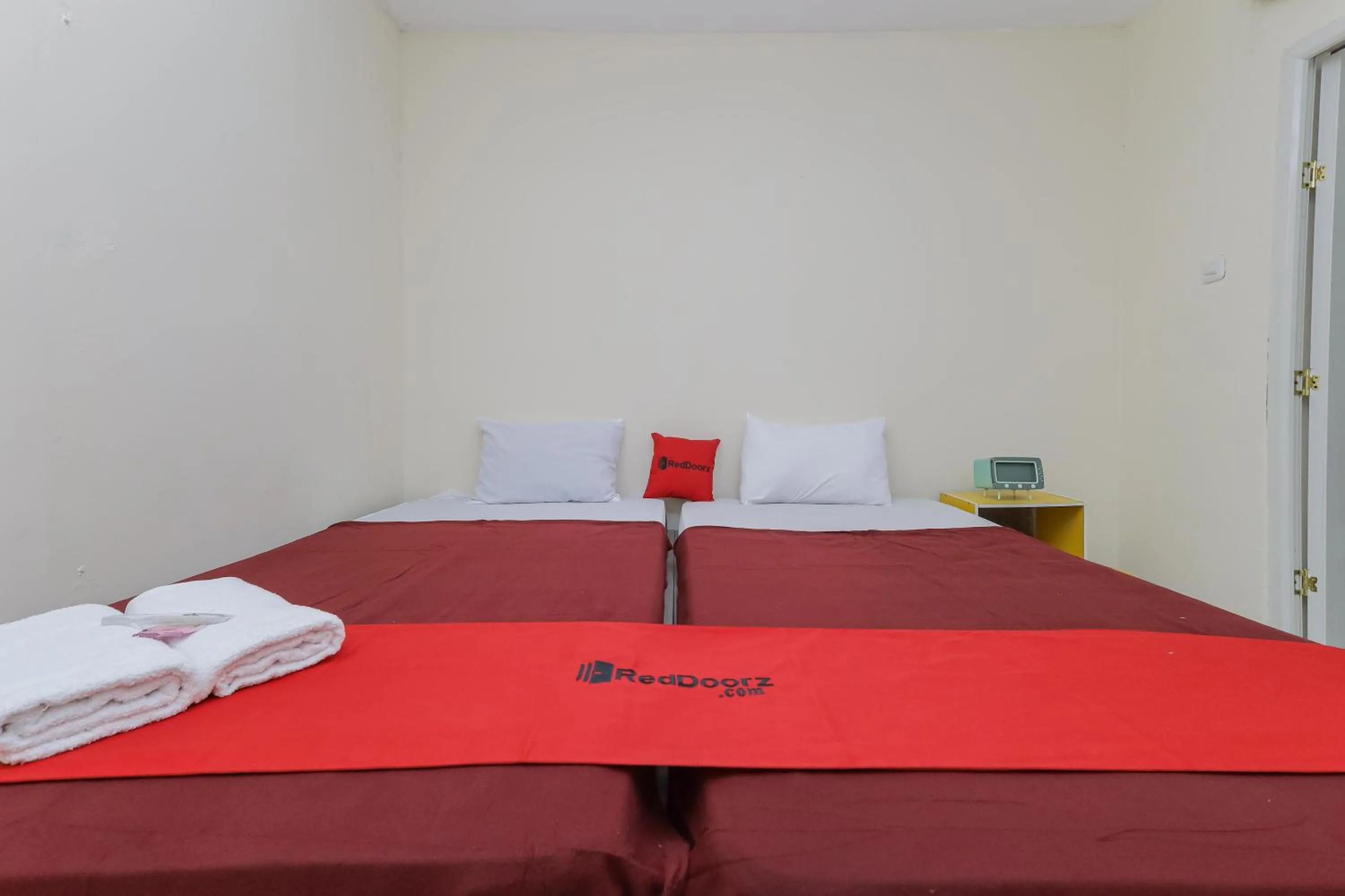 Bedroom, Bed in RedDoorz near RS Sari Asih Ciledug
