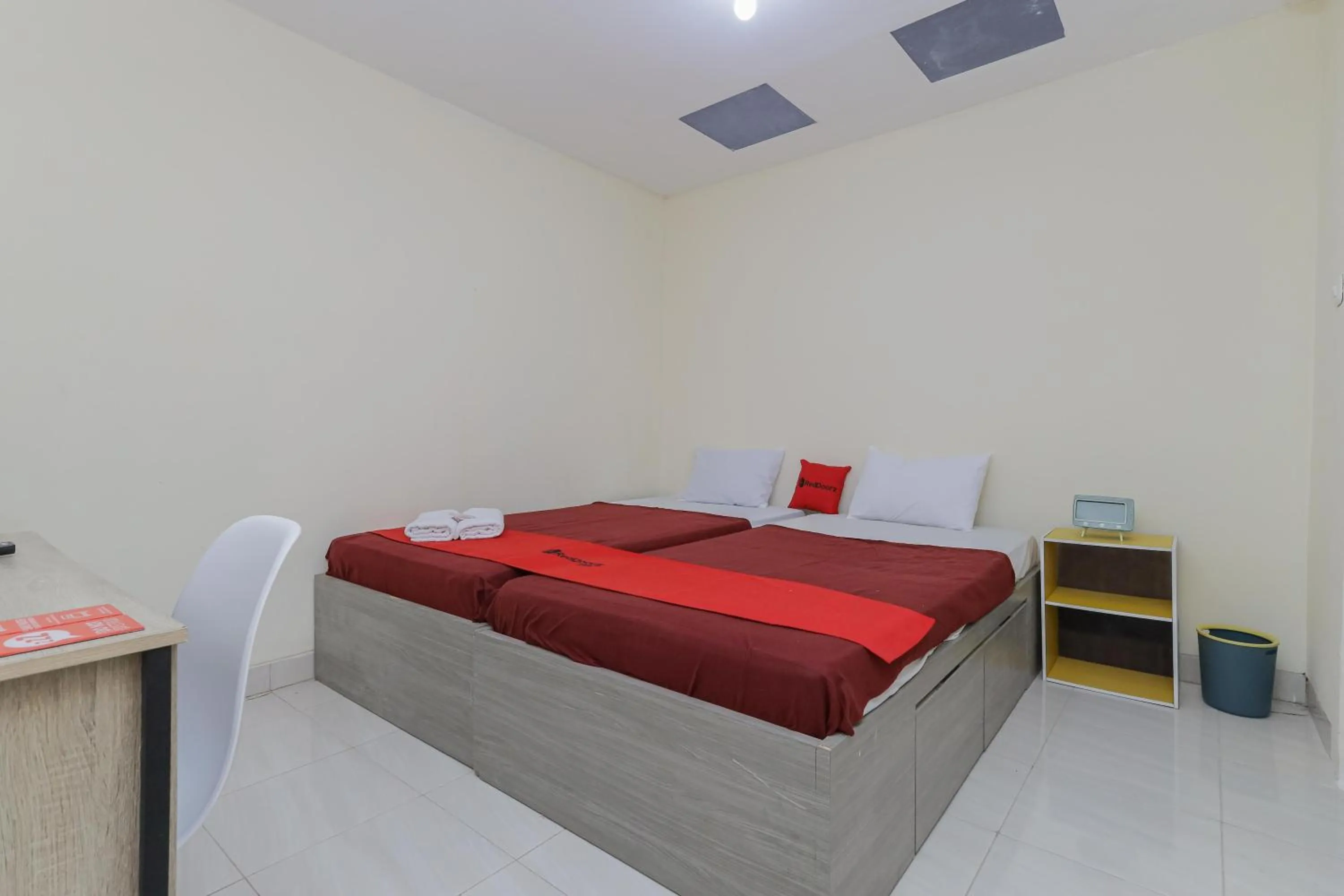 Bedroom, Bed in RedDoorz near RS Sari Asih Ciledug