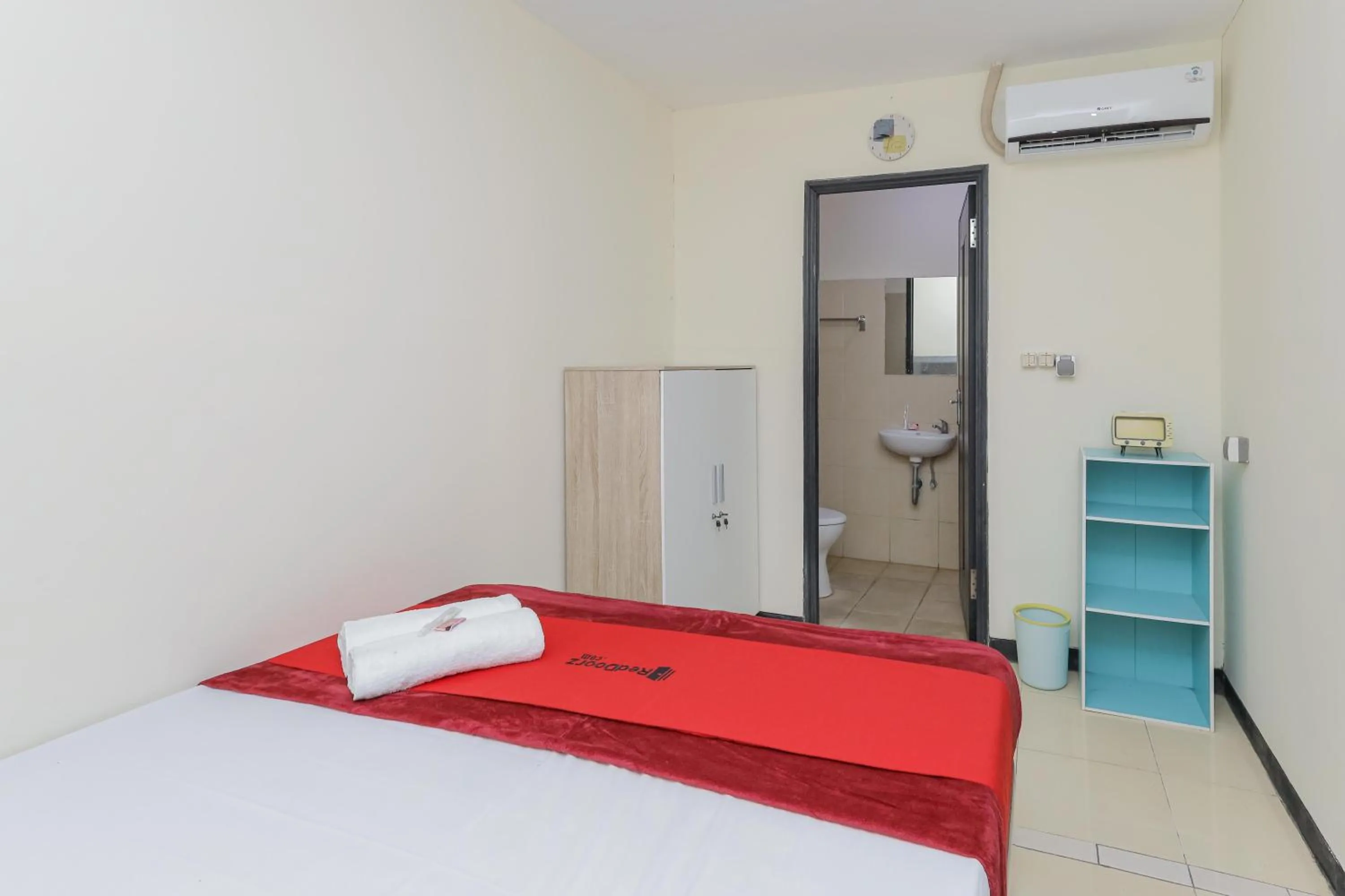 Bedroom, Bed in RedDoorz near RS Sari Asih Ciledug