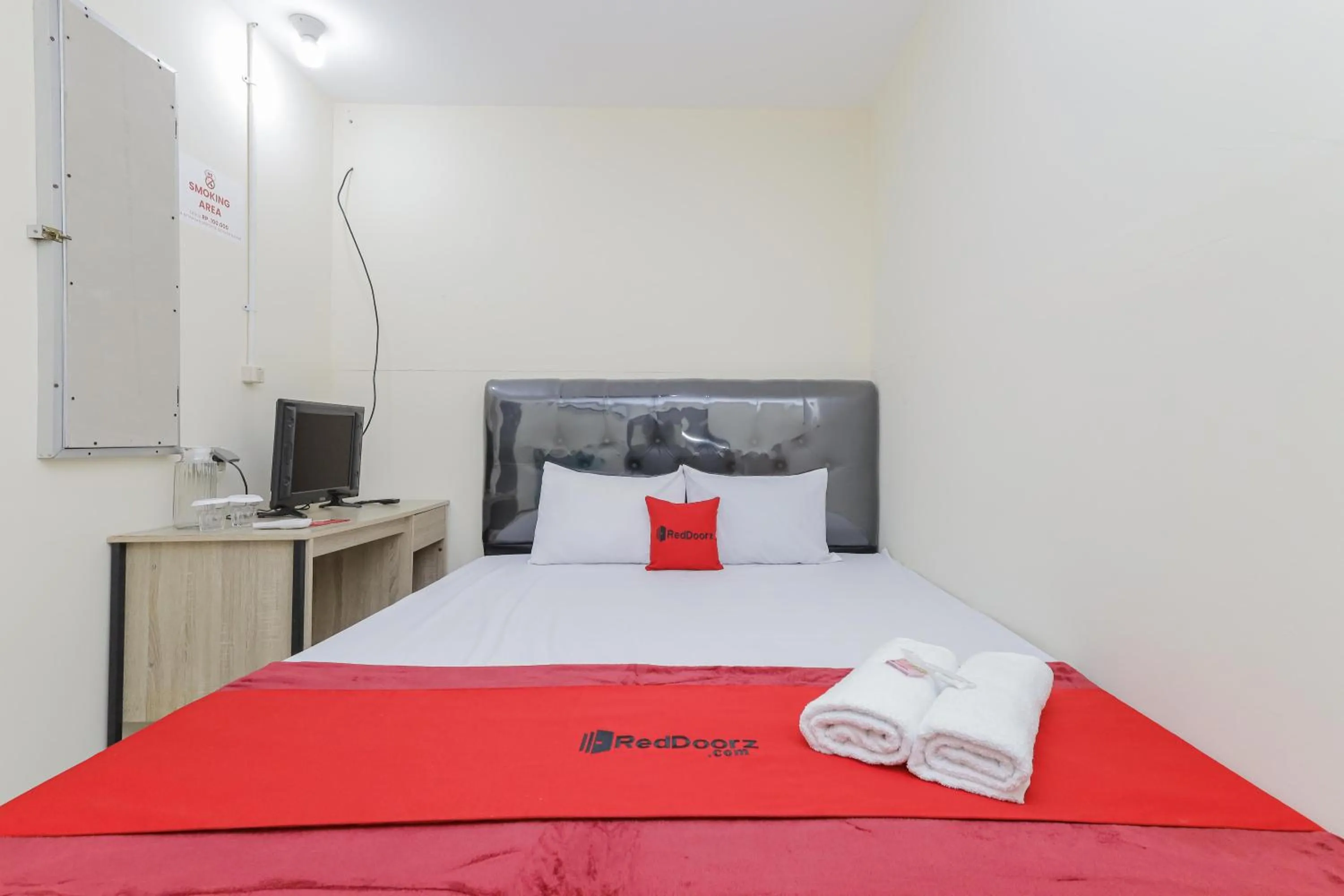 Bedroom, Bed in RedDoorz near RS Sari Asih Ciledug