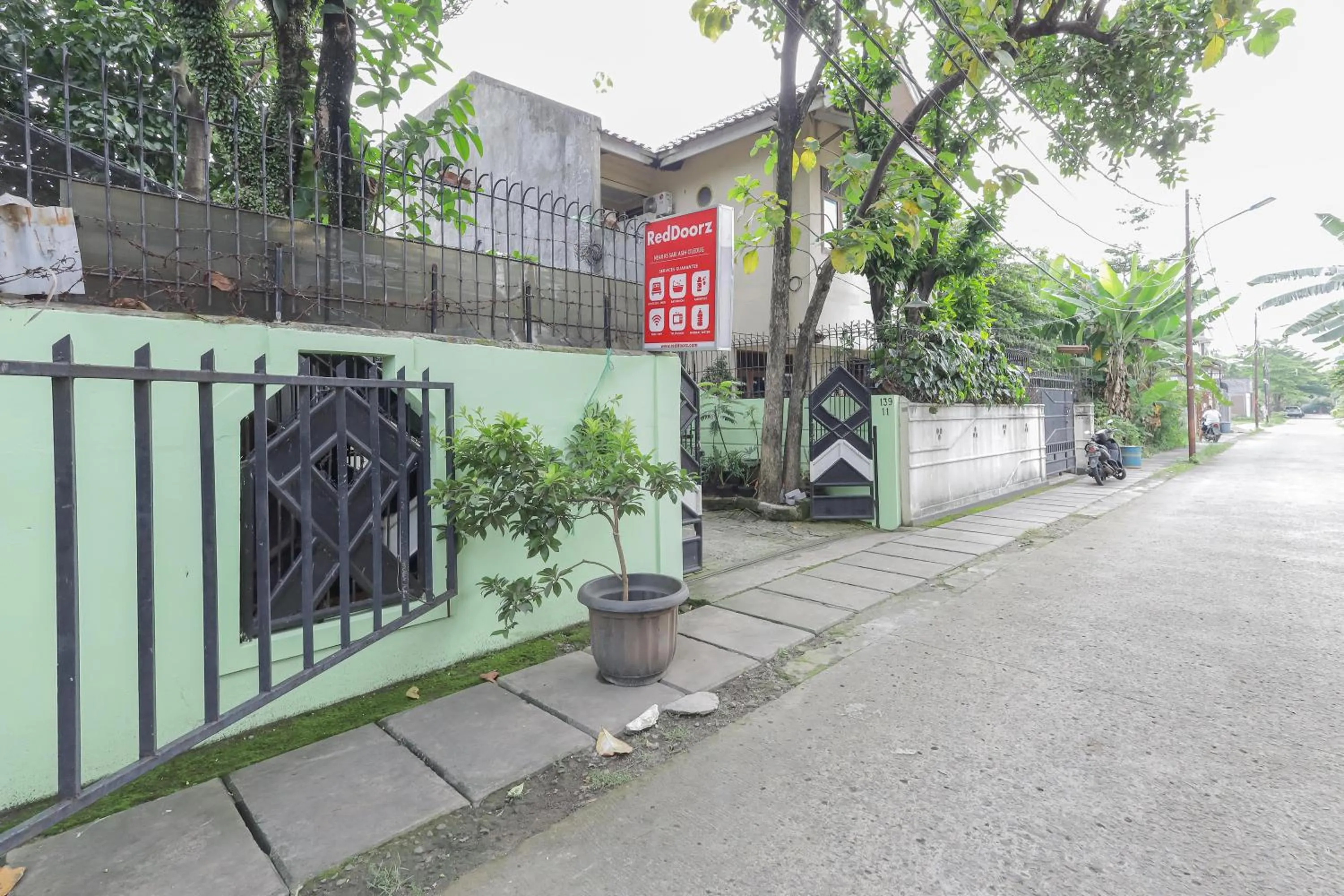 Property building in RedDoorz near RS Sari Asih Ciledug