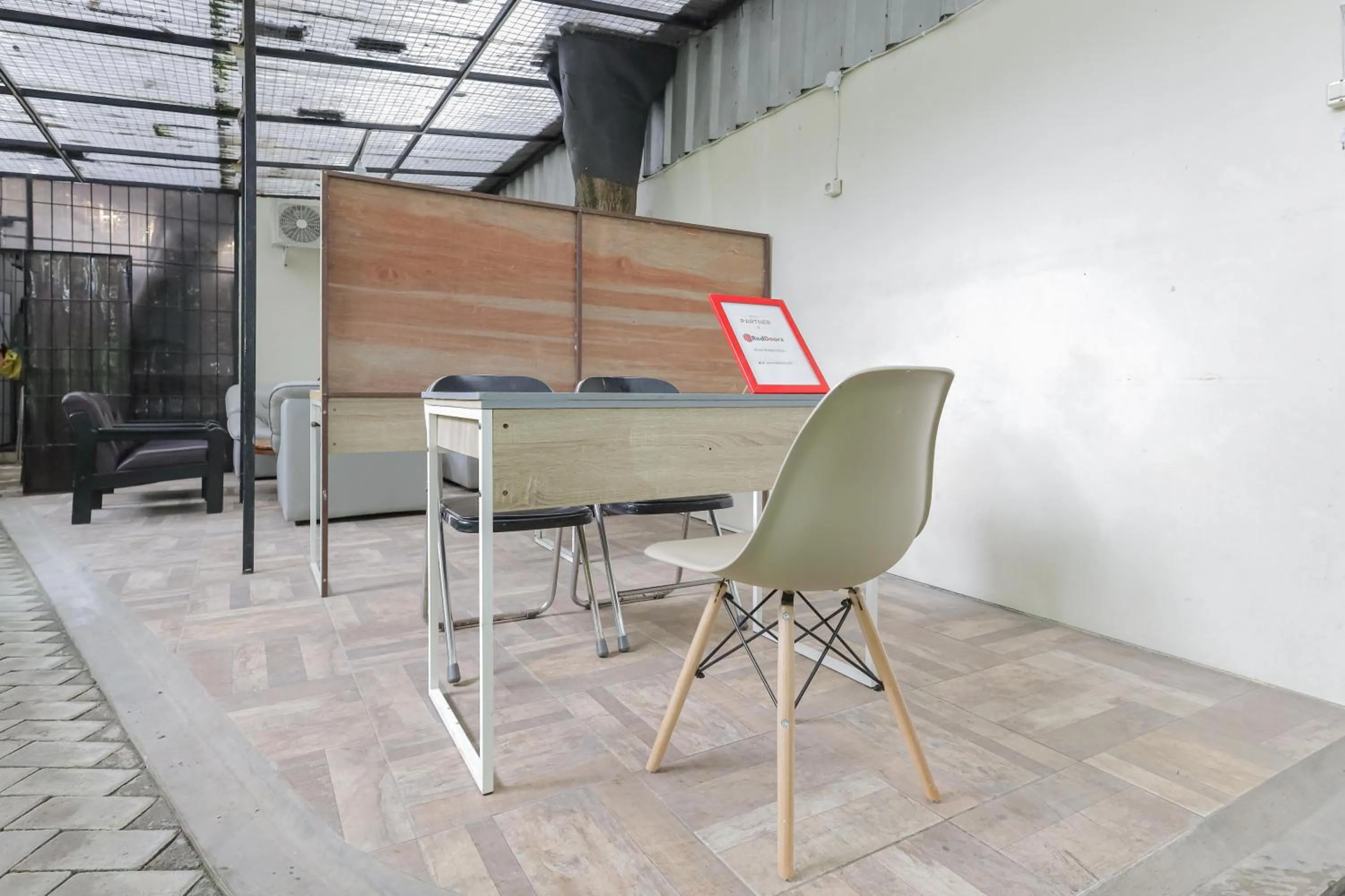 Lobby or reception in RedDoorz near RS Sari Asih Ciledug