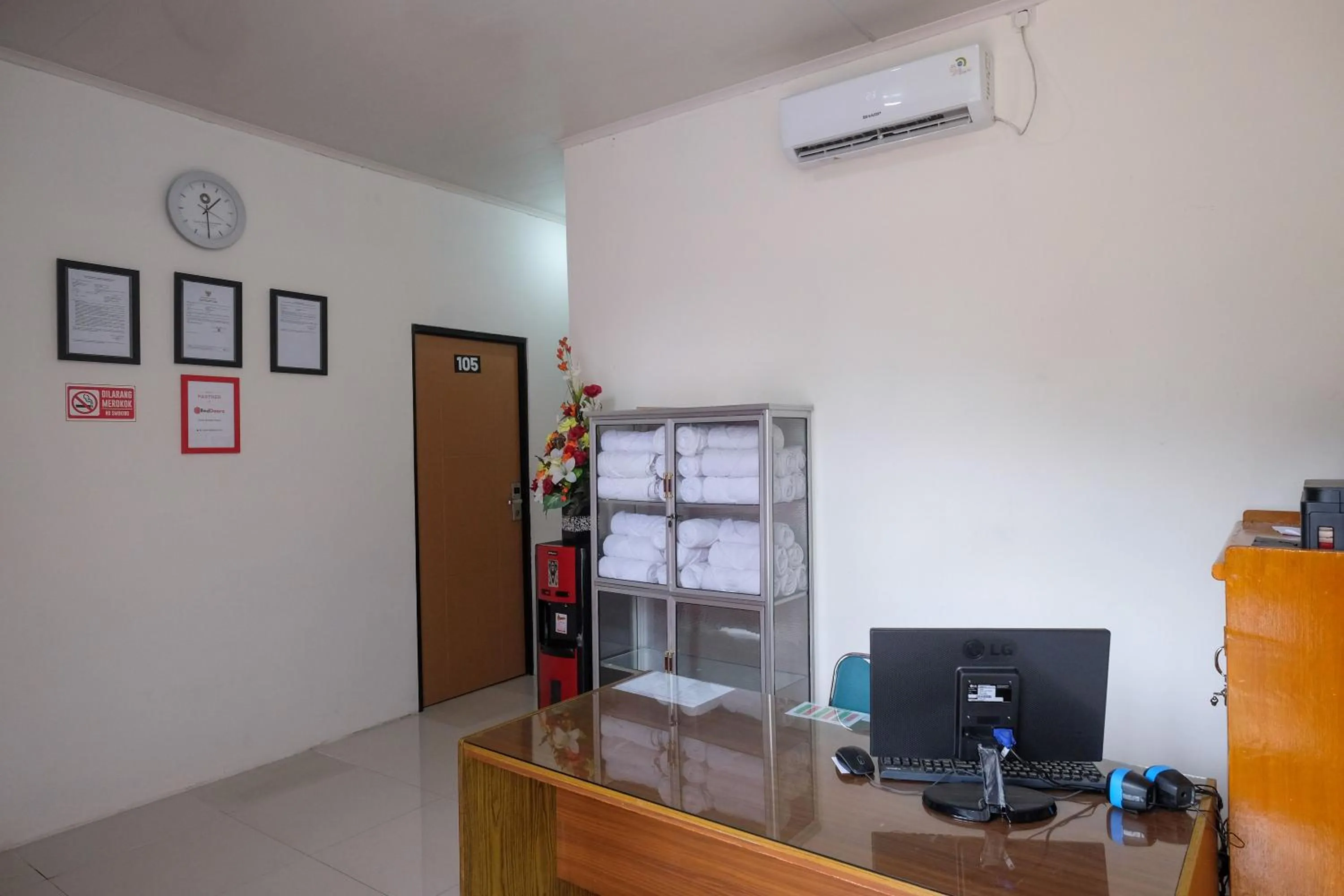 Lobby or reception in RedDoorz near Alun Alun Magelang 2