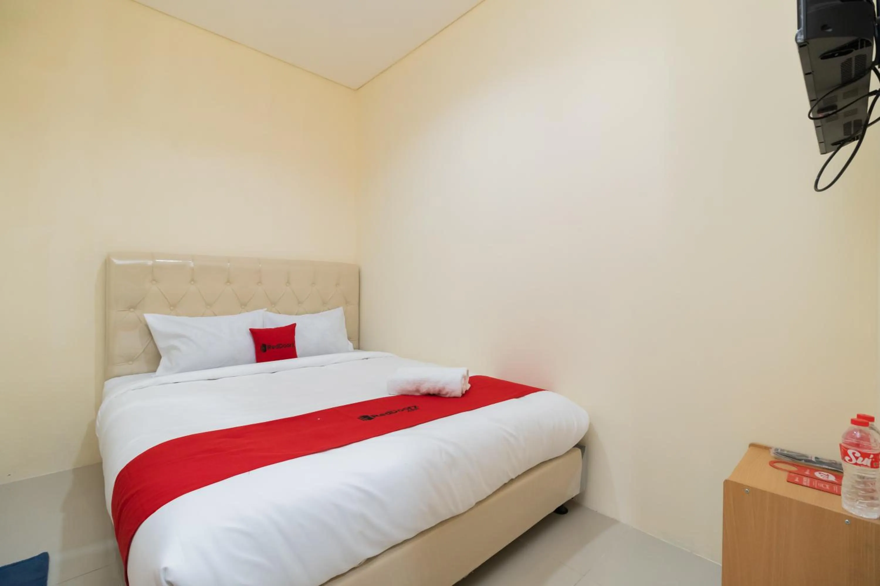 Bedroom, Bed in RedDoorz @ Kemanggisan Raya