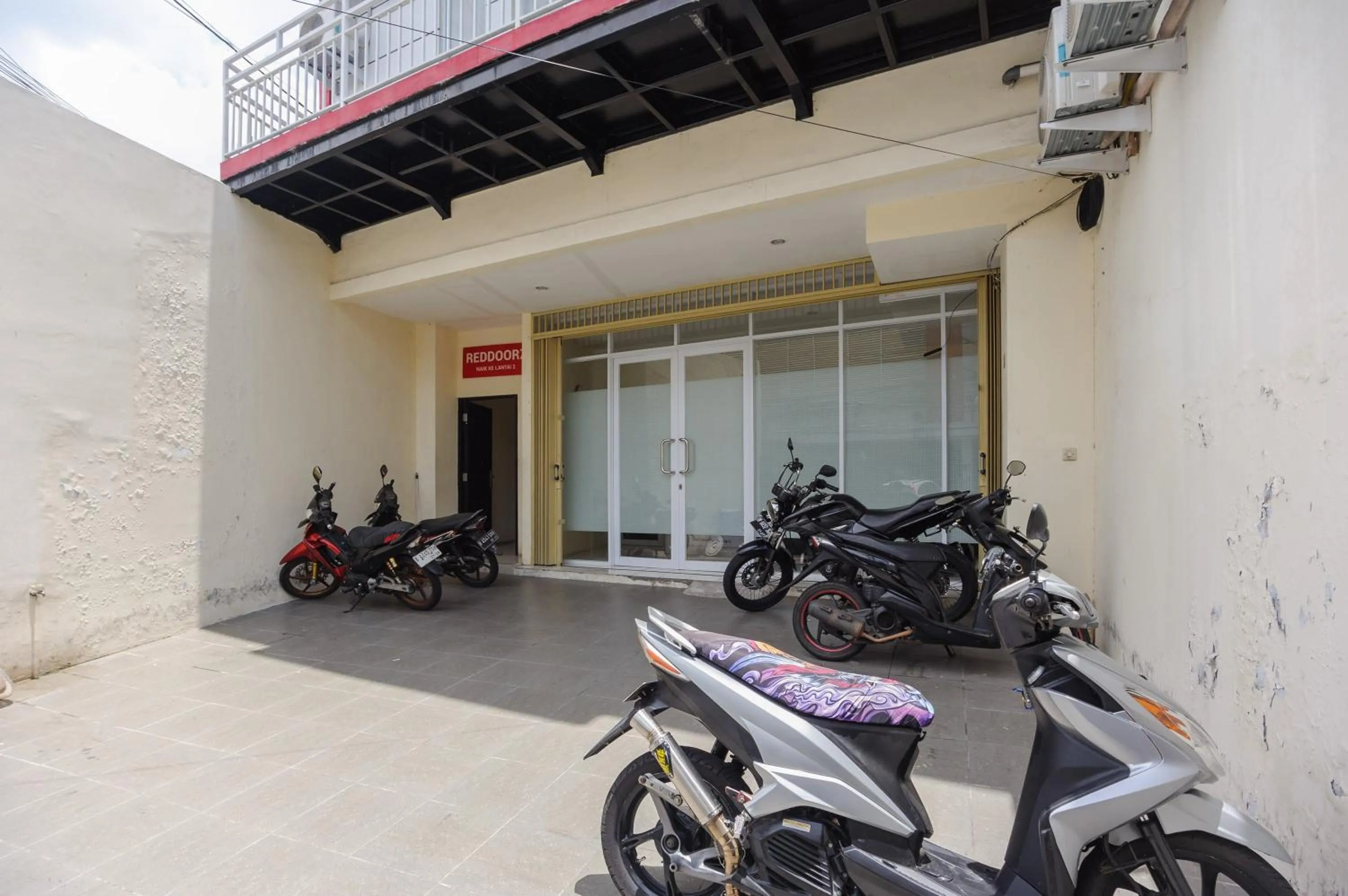 Property building in RedDoorz @ Kemanggisan Raya