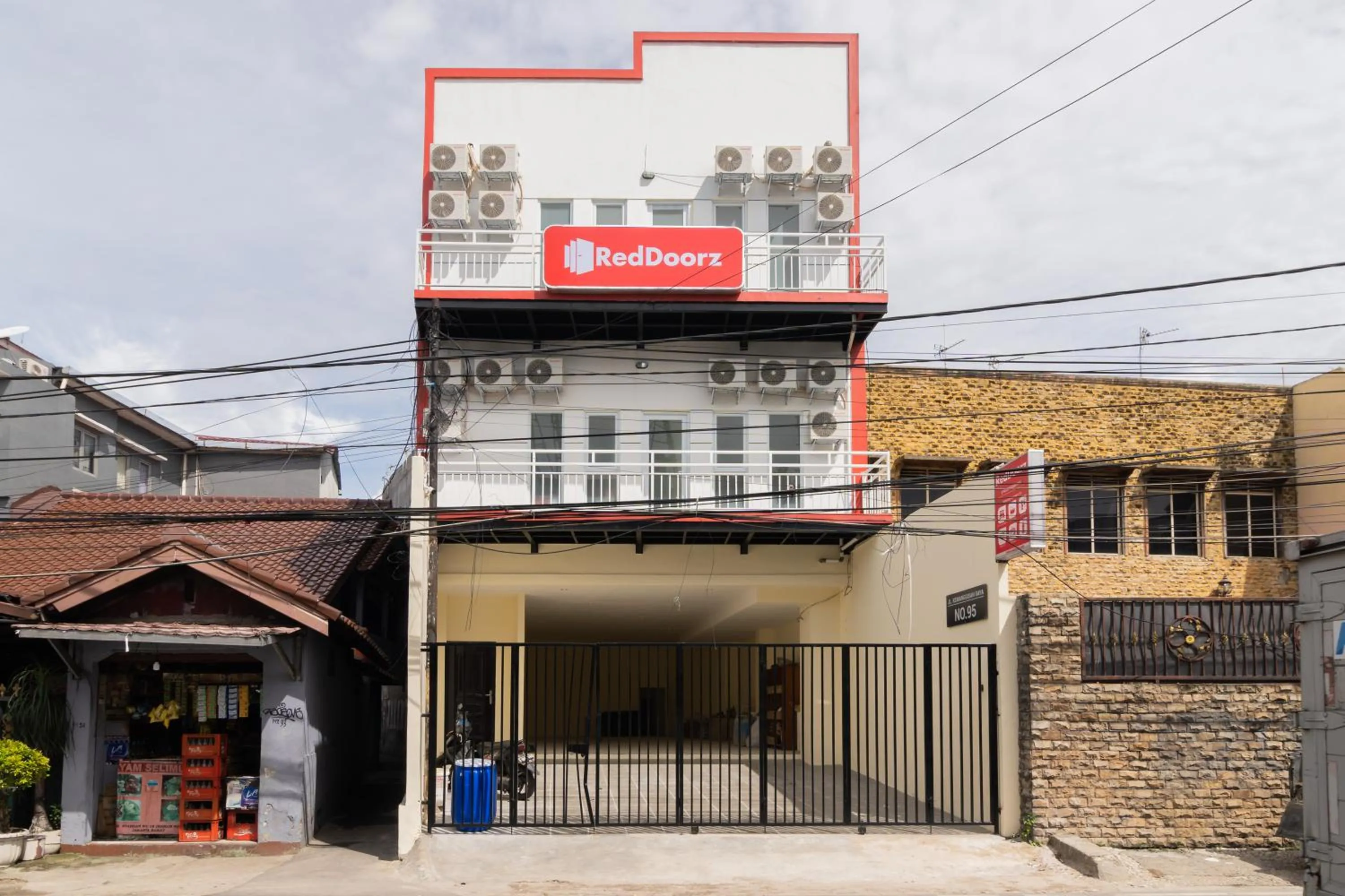 Property building in RedDoorz @ Kemanggisan Raya