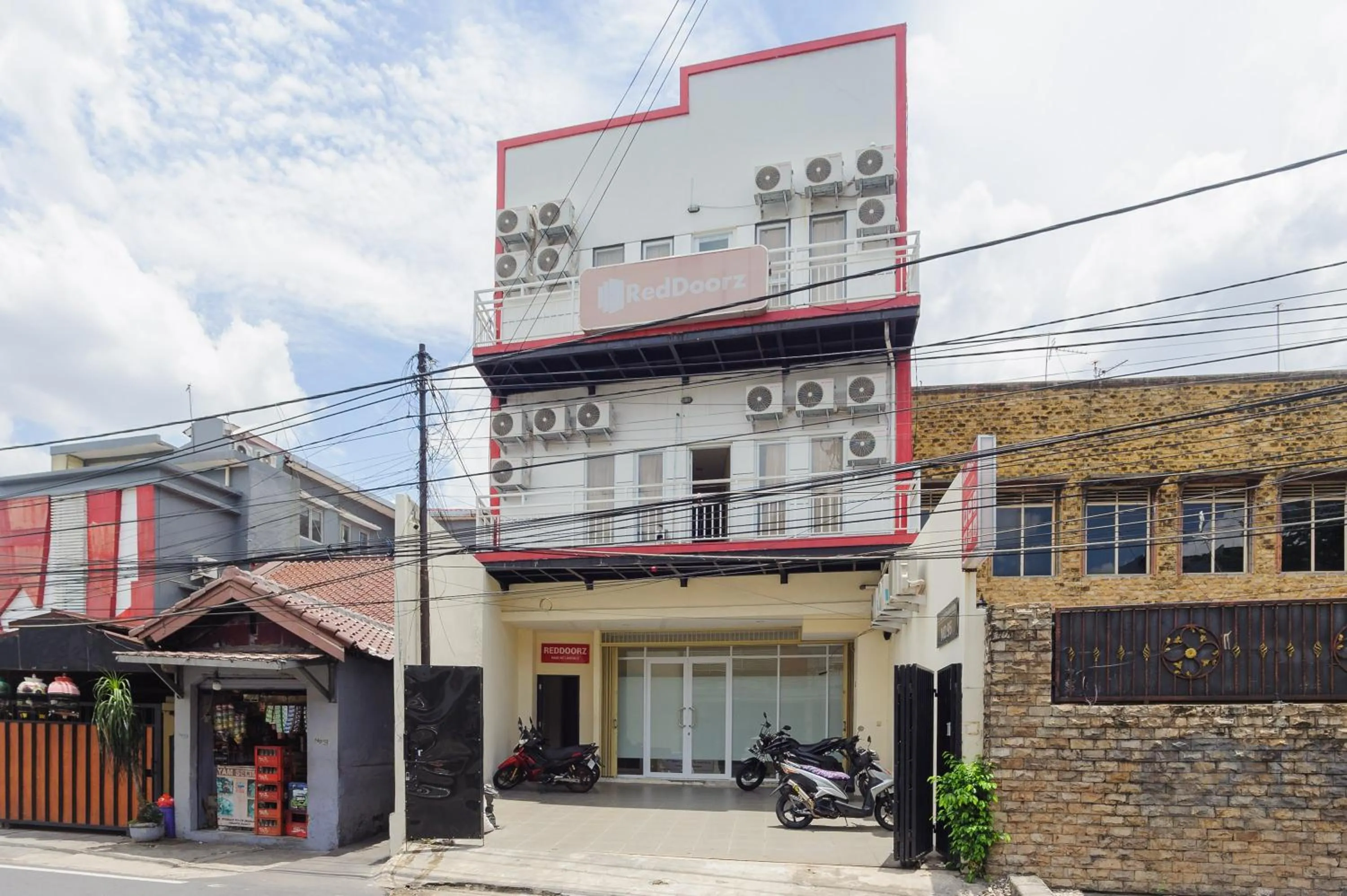Property building in RedDoorz @ Kemanggisan Raya