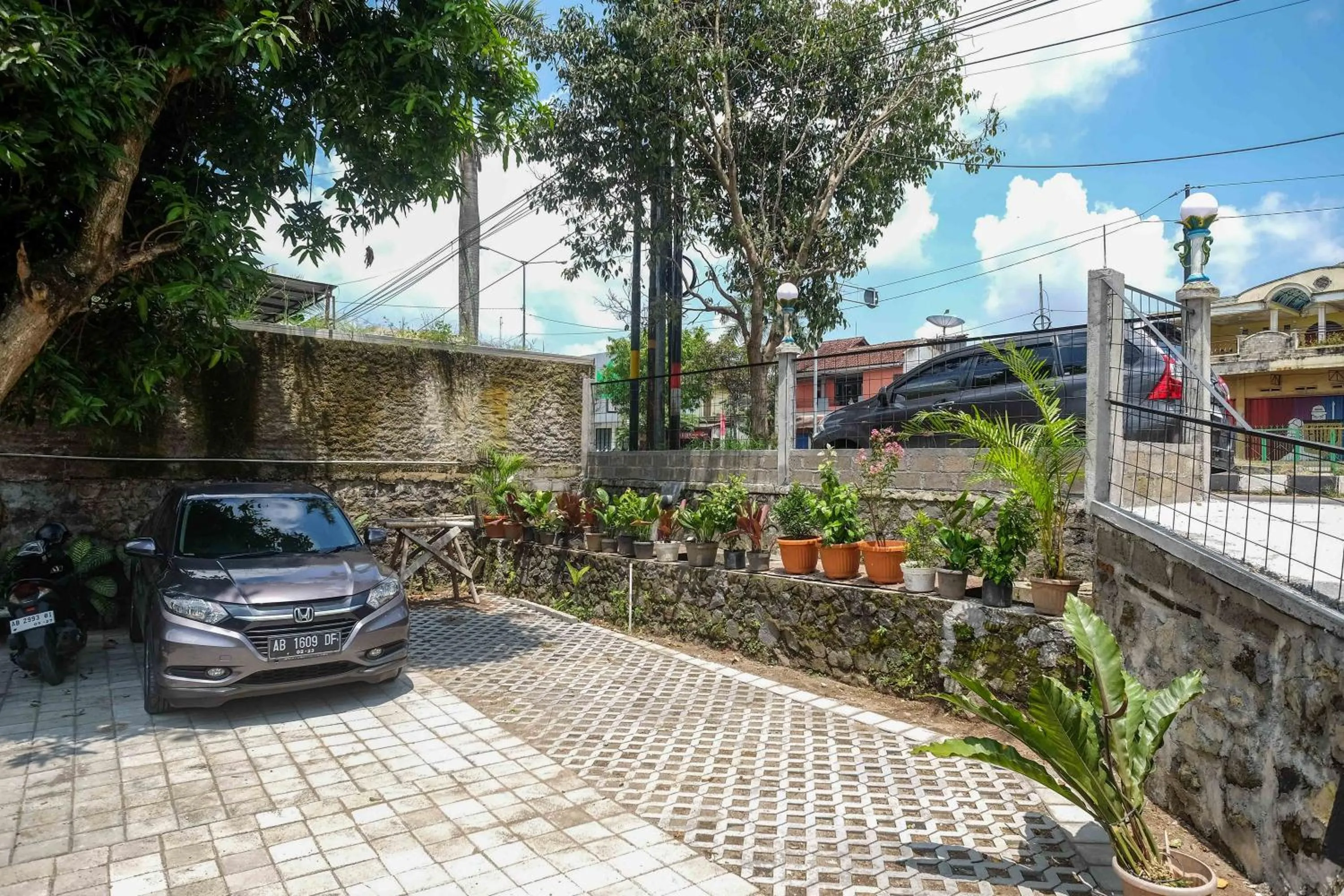 Parking in RedDoorz @ Jalan Ringroad Selatan 2