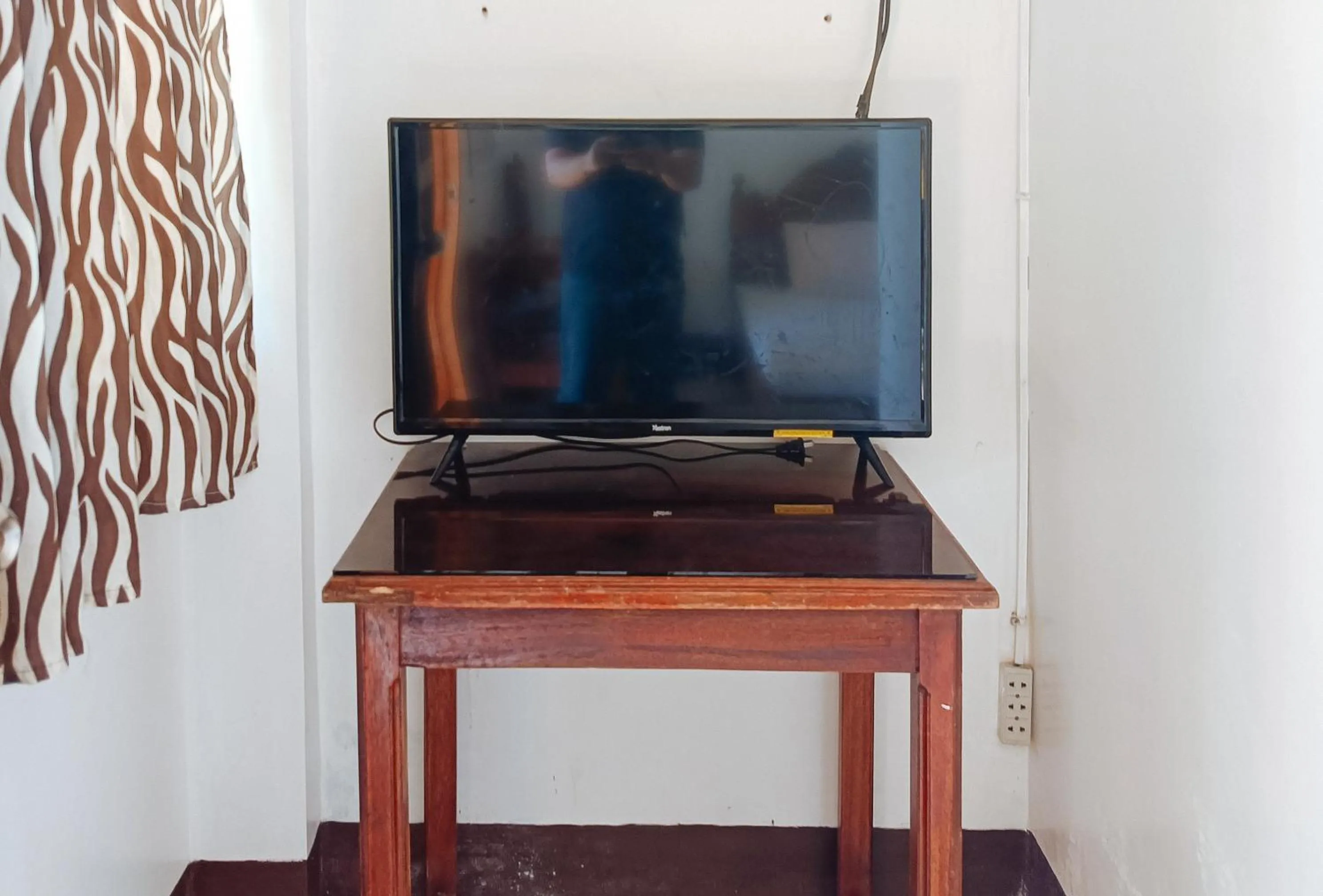 TV and multimedia in RedDoorz @ Grand Valley Hotel Junction Luna Cagayan