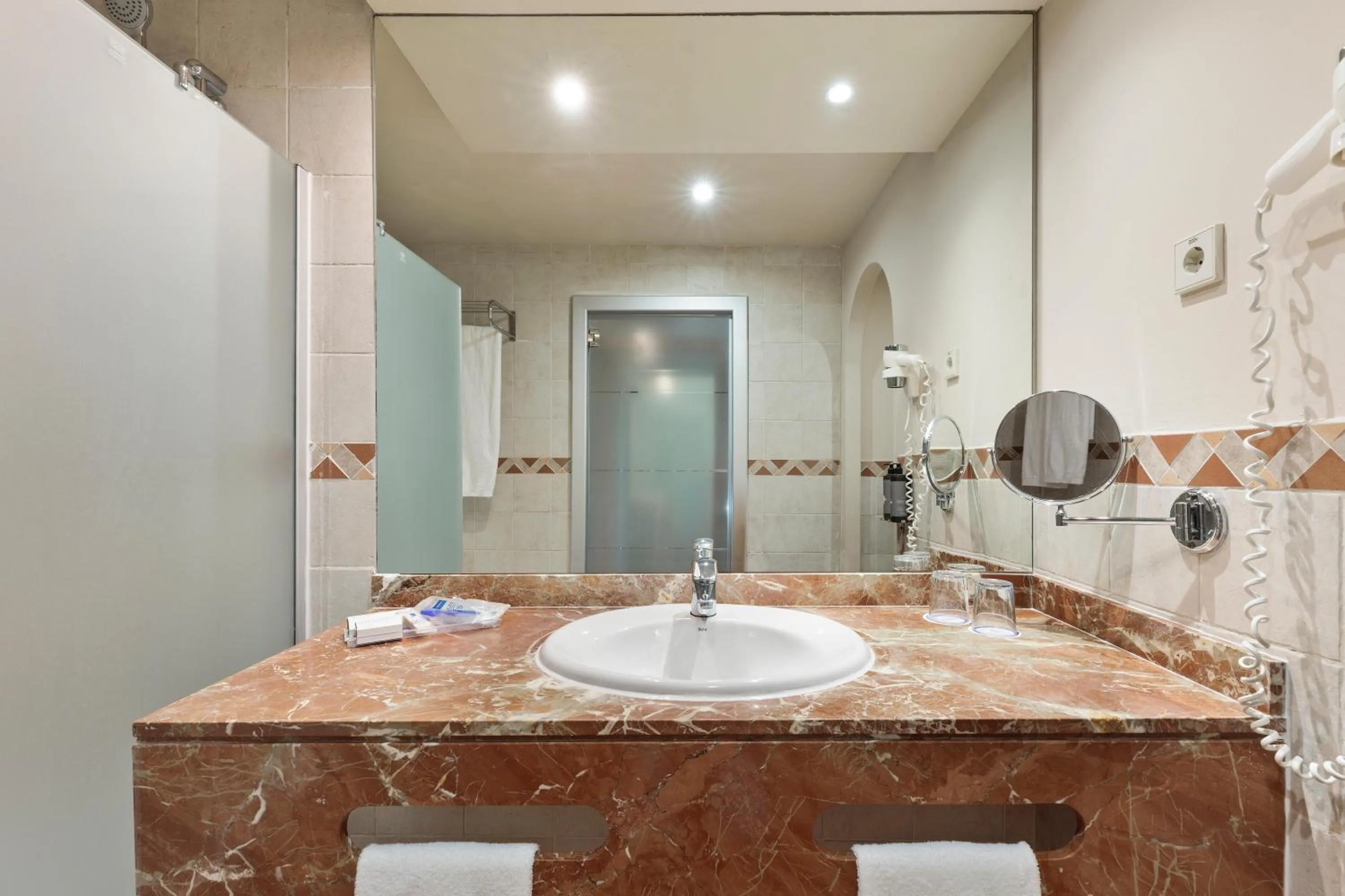 Bathroom in Hotel Best Jacaranda