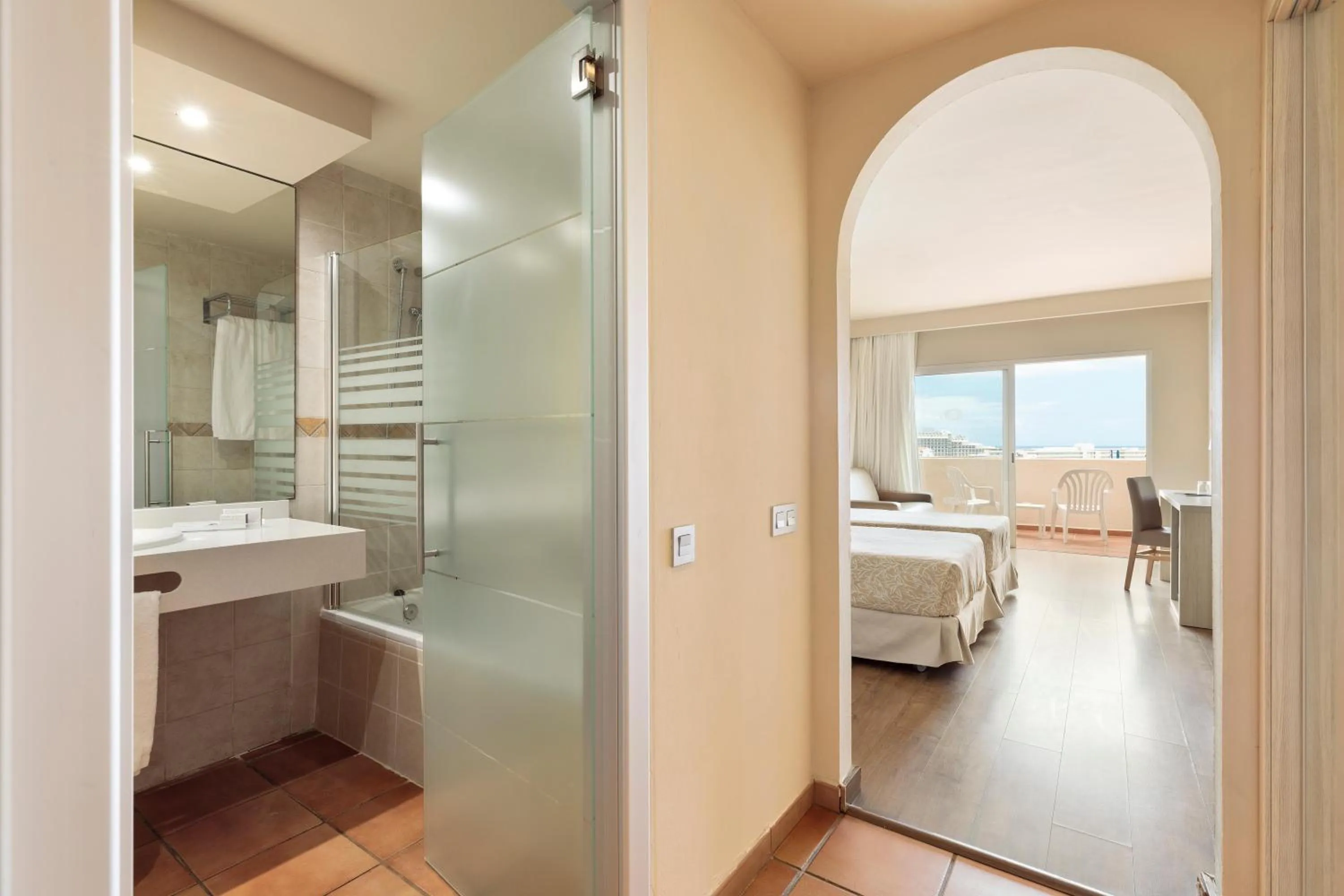 Bathroom, Bed in Hotel Best Jacaranda