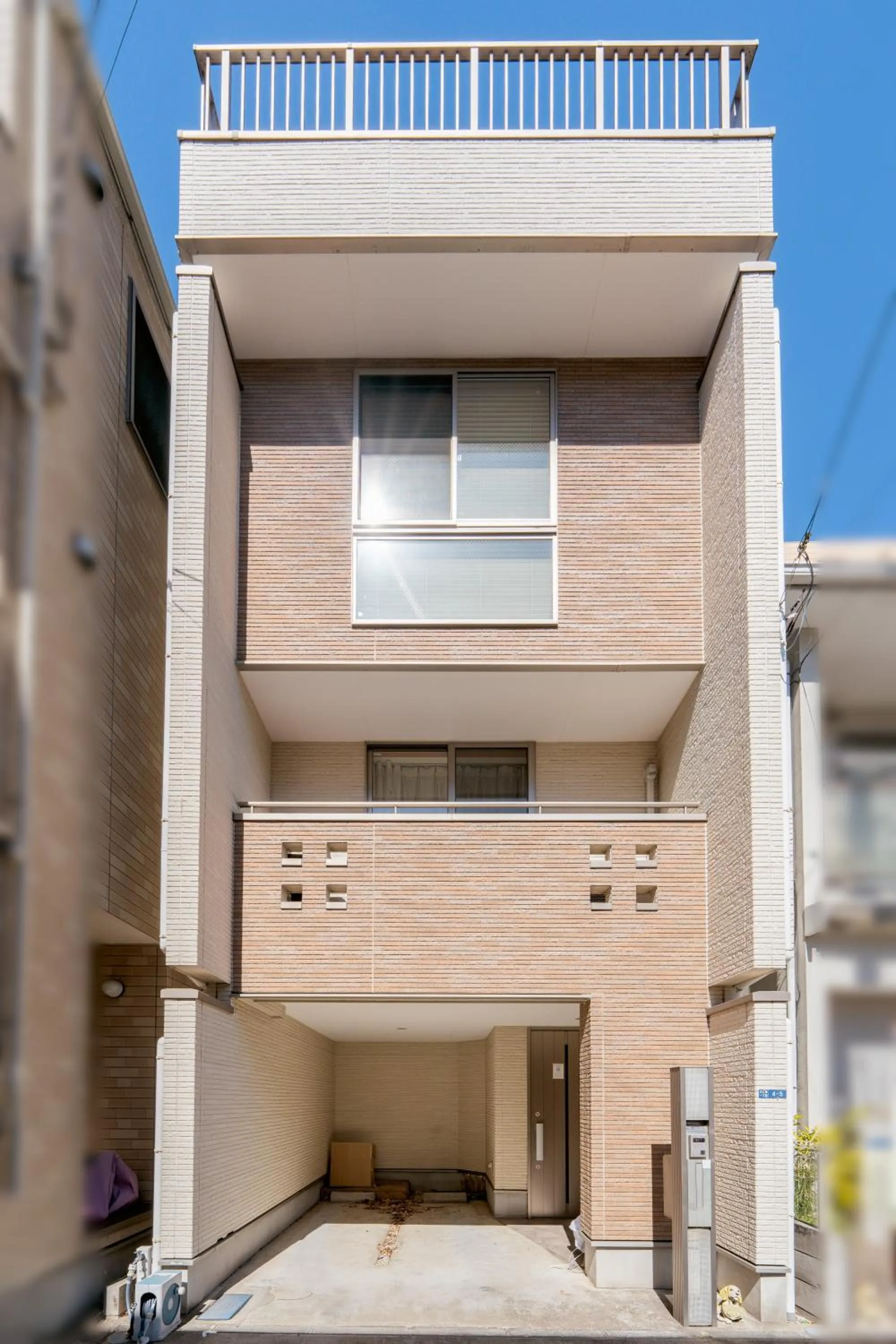 Property building in Higashi Shinjuku Modern house