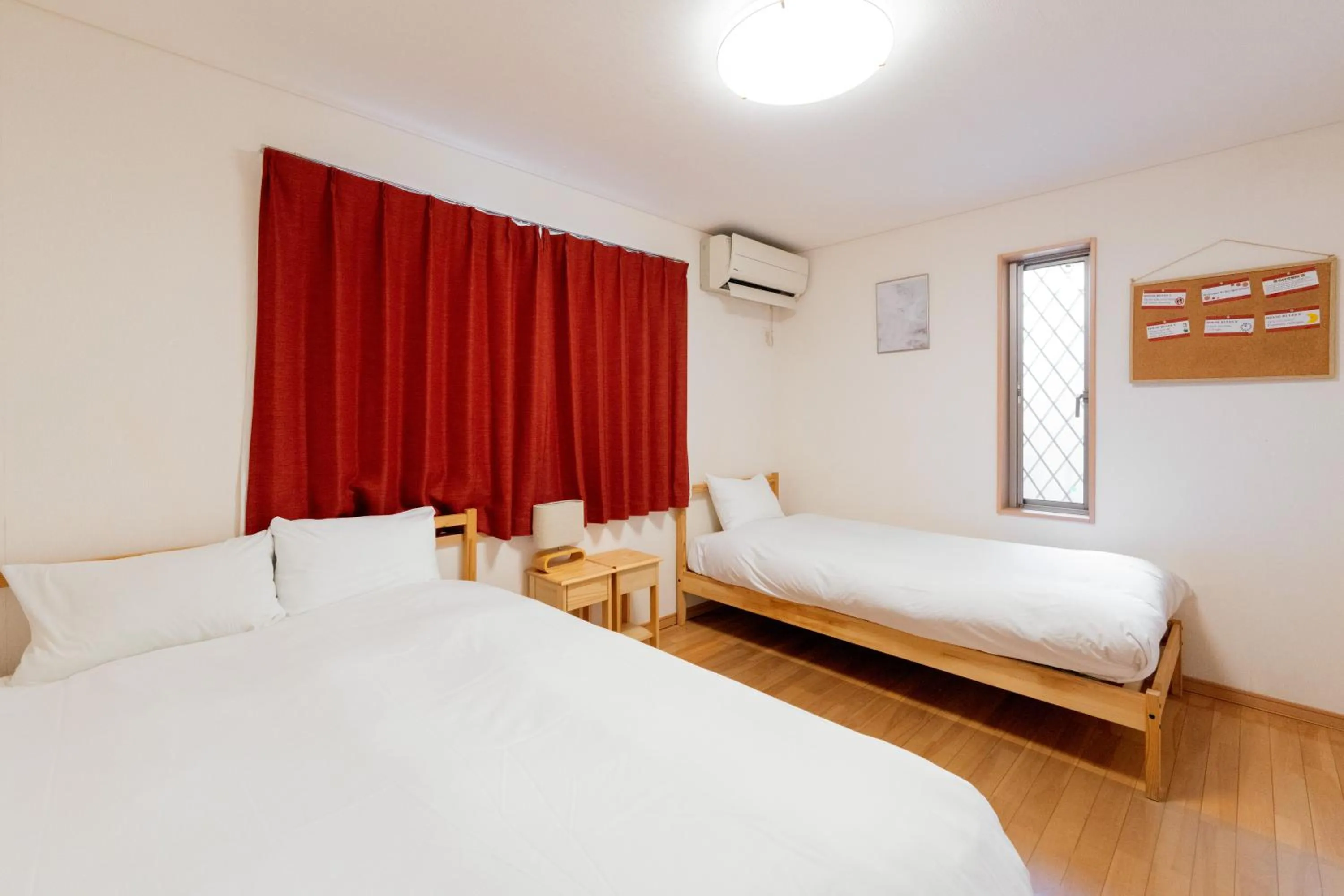 Bedroom, Bed in Higashi Shinjuku Modern house