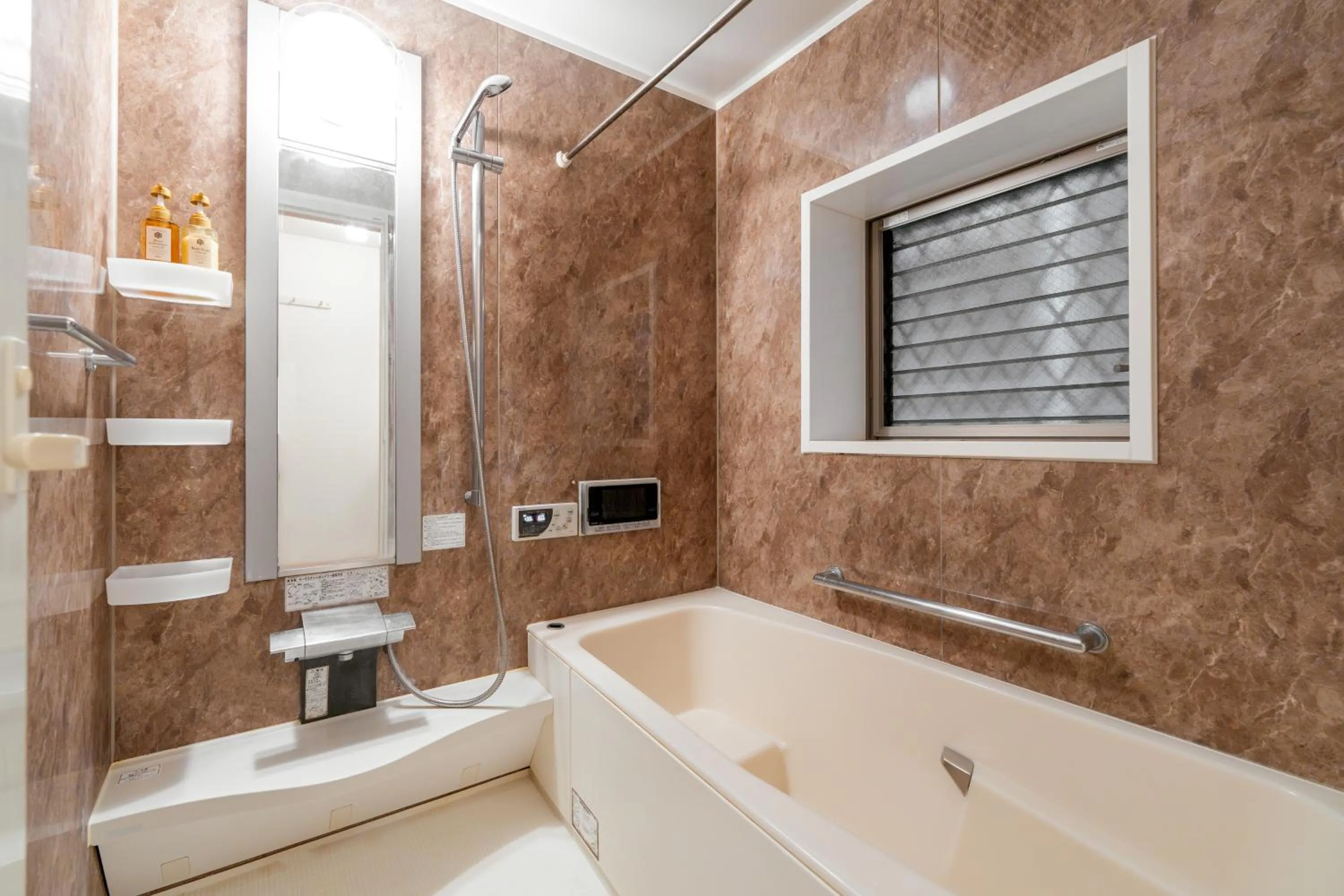 Shower in Higashi Shinjuku Modern house