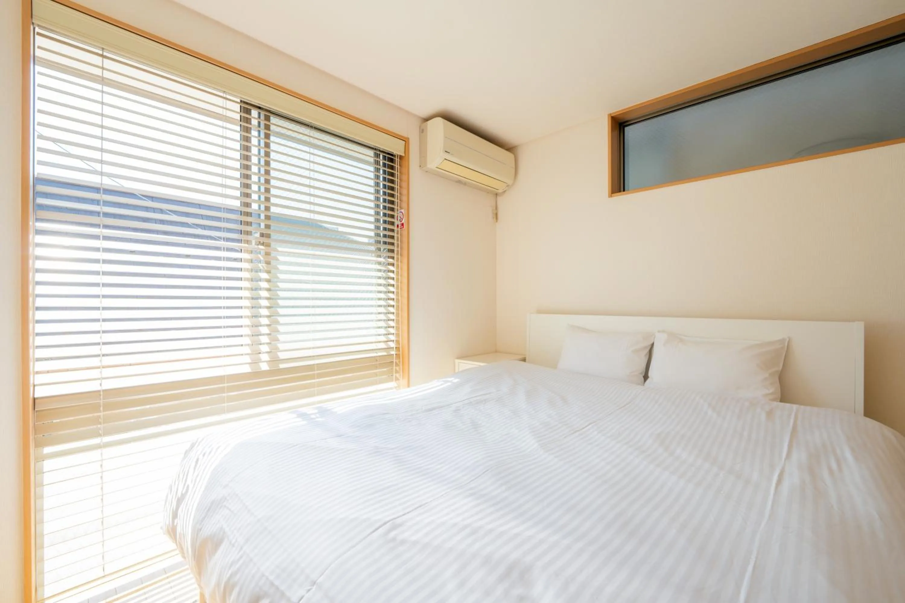air conditioner, Bed in Higashi Shinjuku Modern house