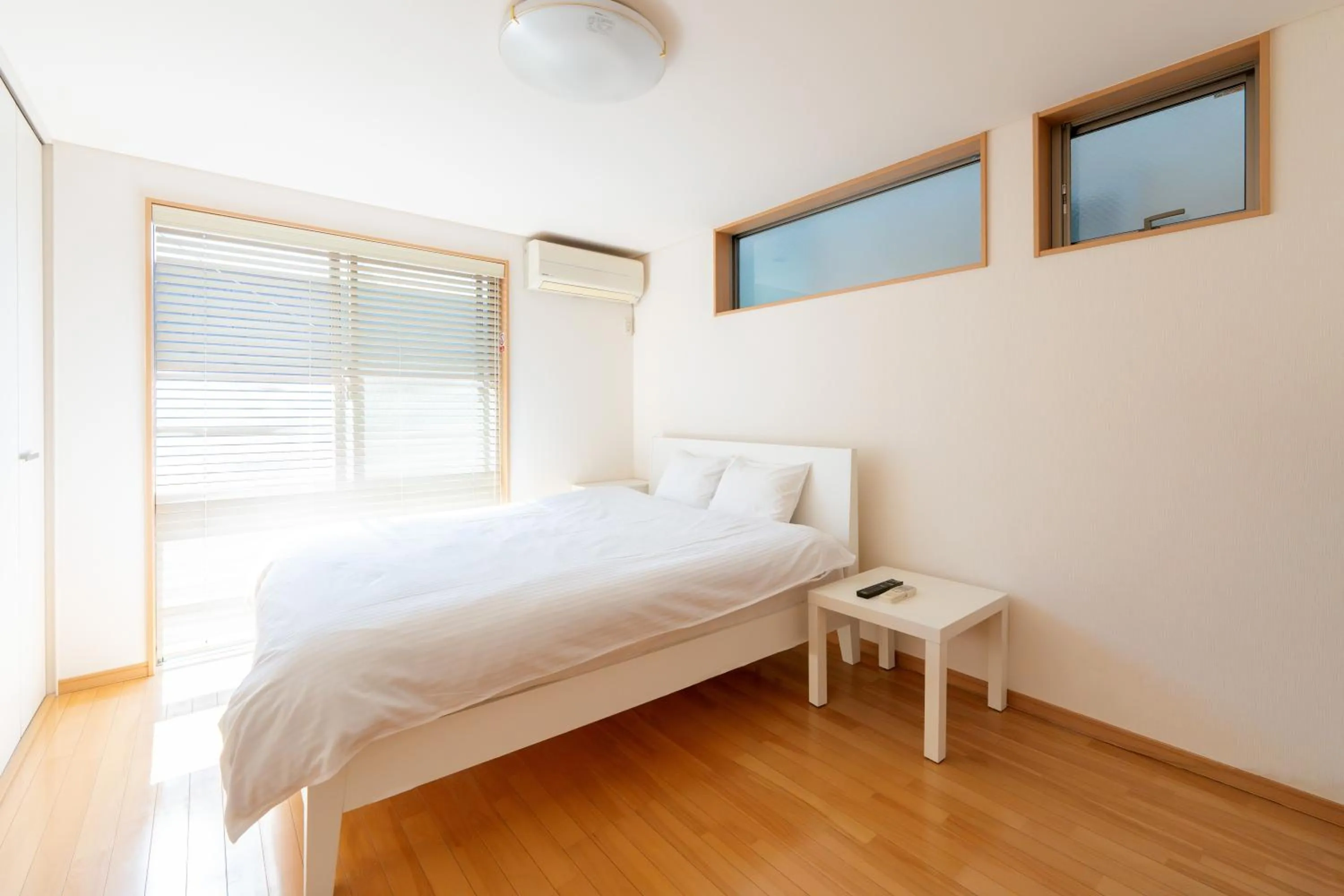 Bedroom, Bed in Higashi Shinjuku Modern house